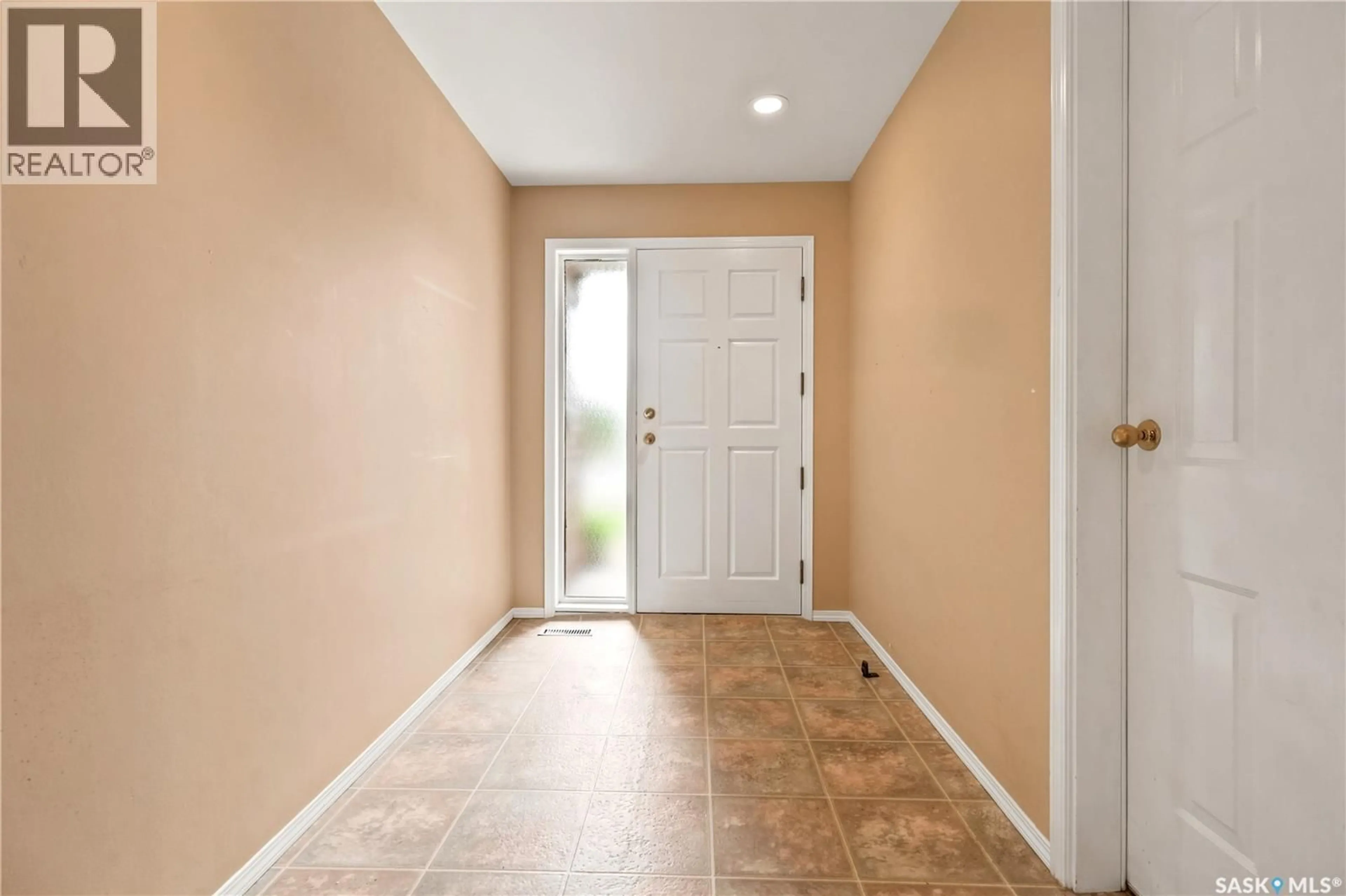 Indoor entryway for 18 LAKEVIEW PLACE, Regina Saskatchewan S4S7B5