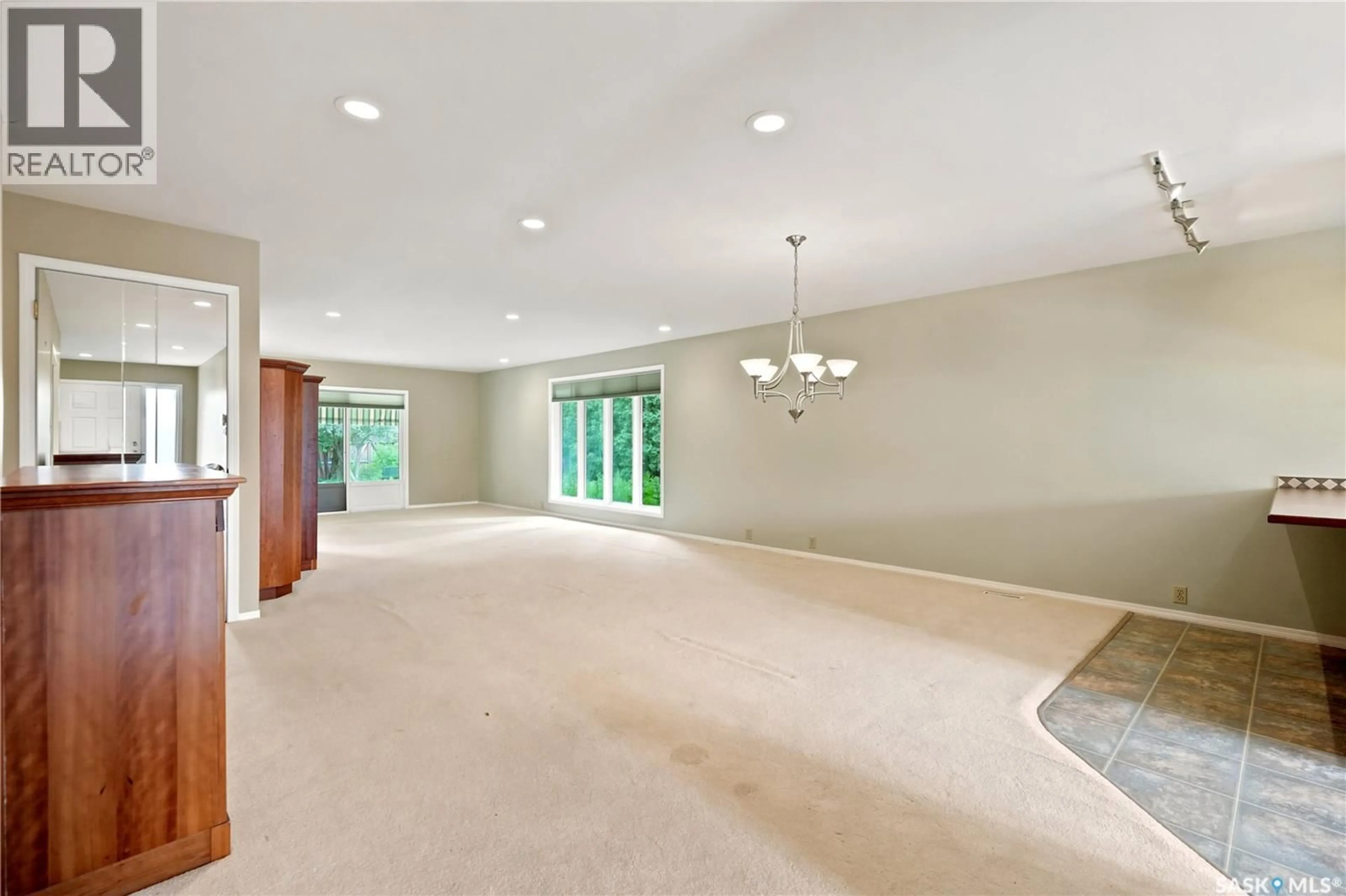 Indoor foyer for 18 LAKEVIEW PLACE, Regina Saskatchewan S4S7B5