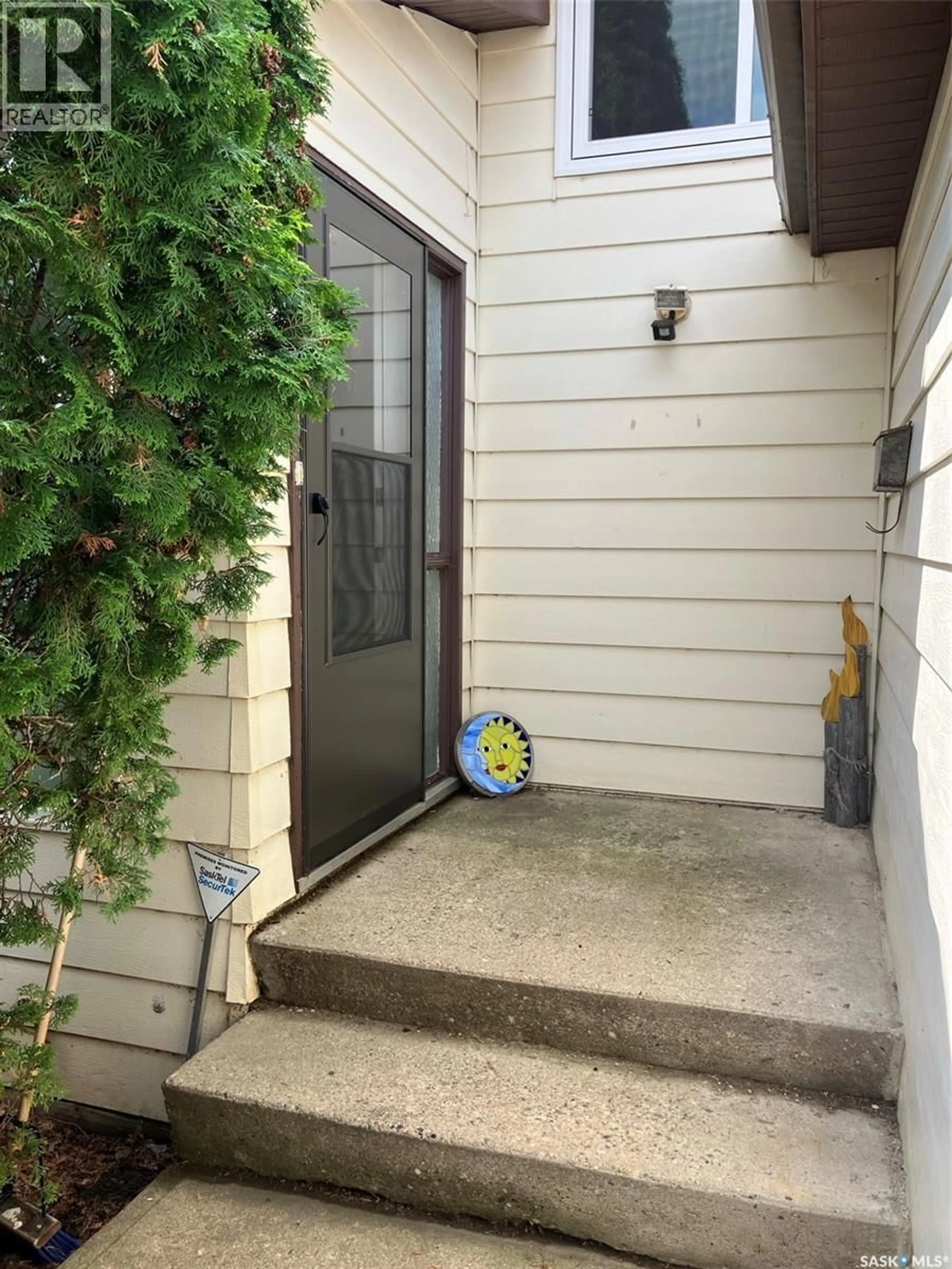 Indoor entryway for 904 CENTRE STREET, Nipawin Saskatchewan S0E1E0
