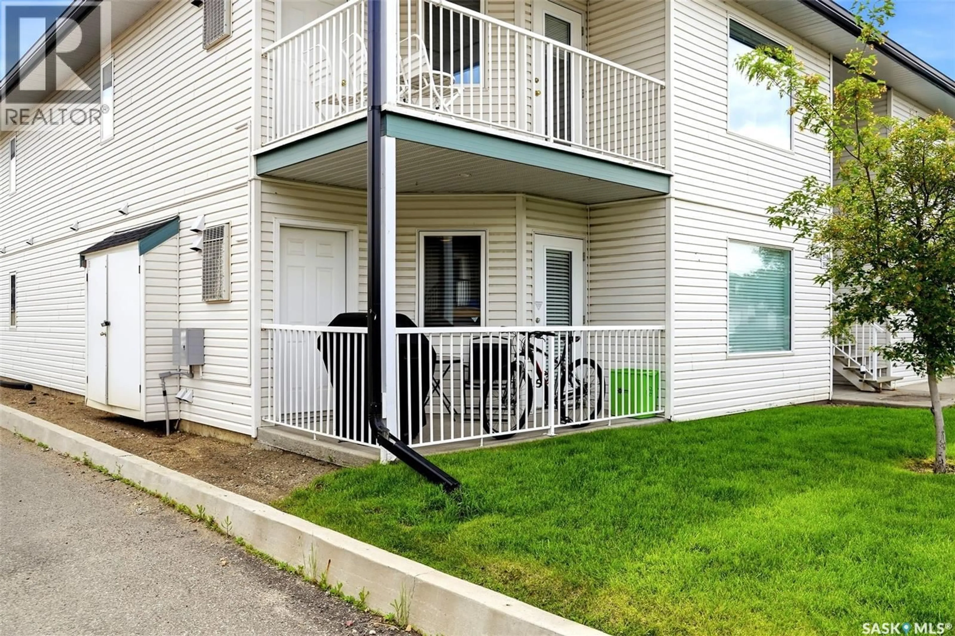 Patio, street for 3940 7TH AVENUE, Regina Saskatchewan S4N7K8