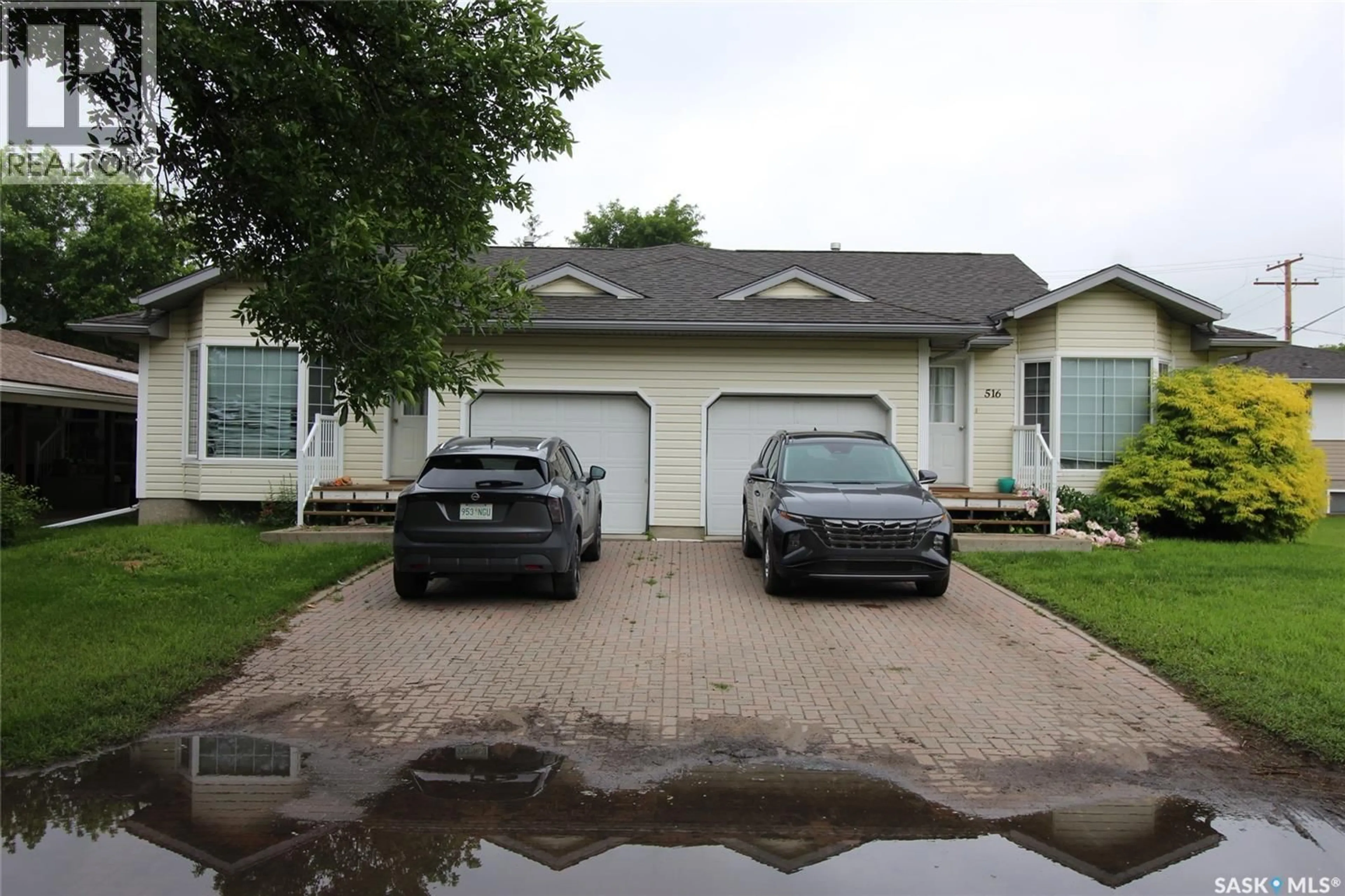 A pic from outside/outdoor area/front of a property/back of a property/a pic from drone, street for 516-518 CENTRE STREET, Shaunavon Saskatchewan S0N2M0