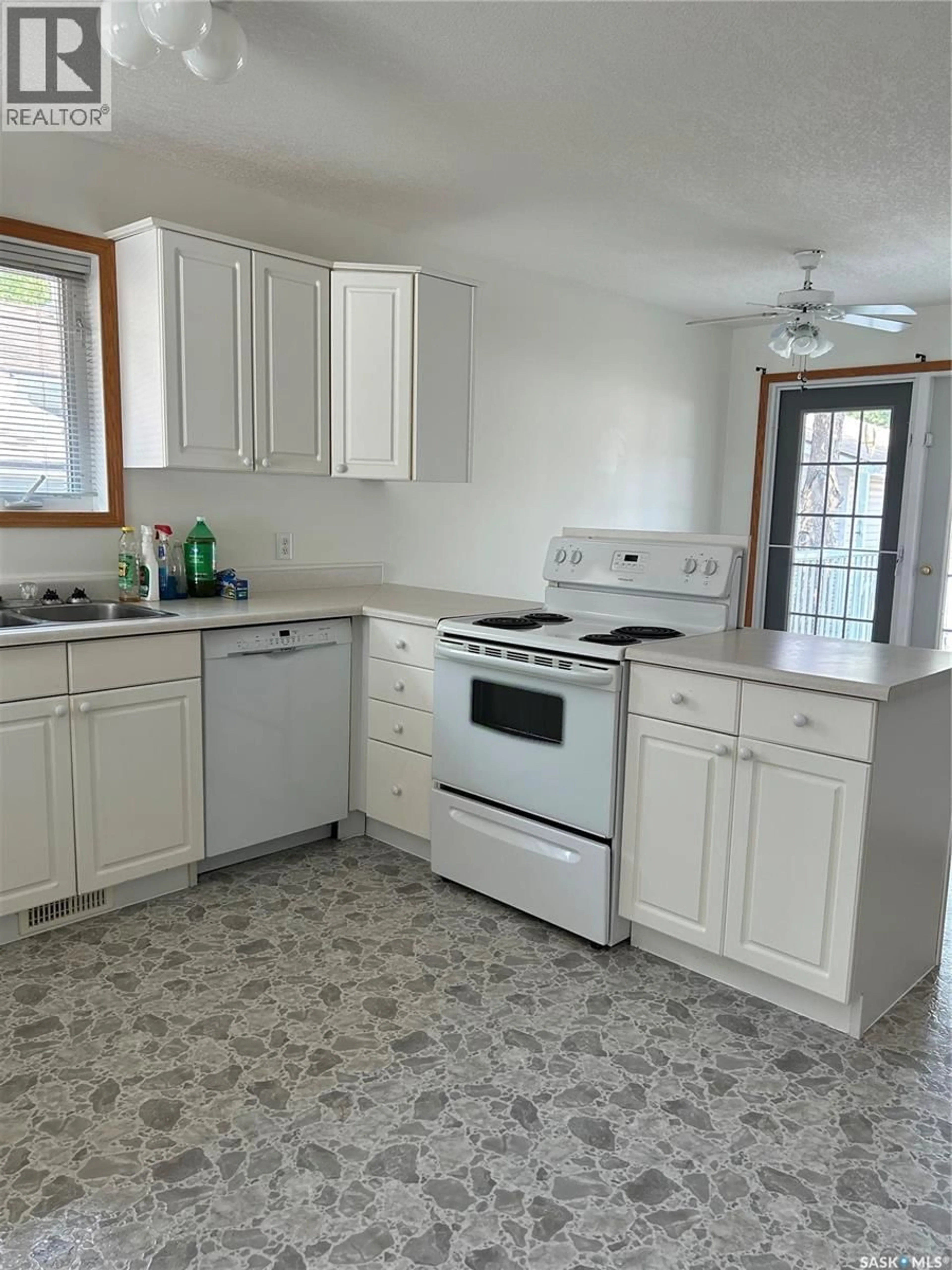 Standard kitchen, ceramic/tile floor for 516-518 CENTRE STREET, Shaunavon Saskatchewan S0N2M0