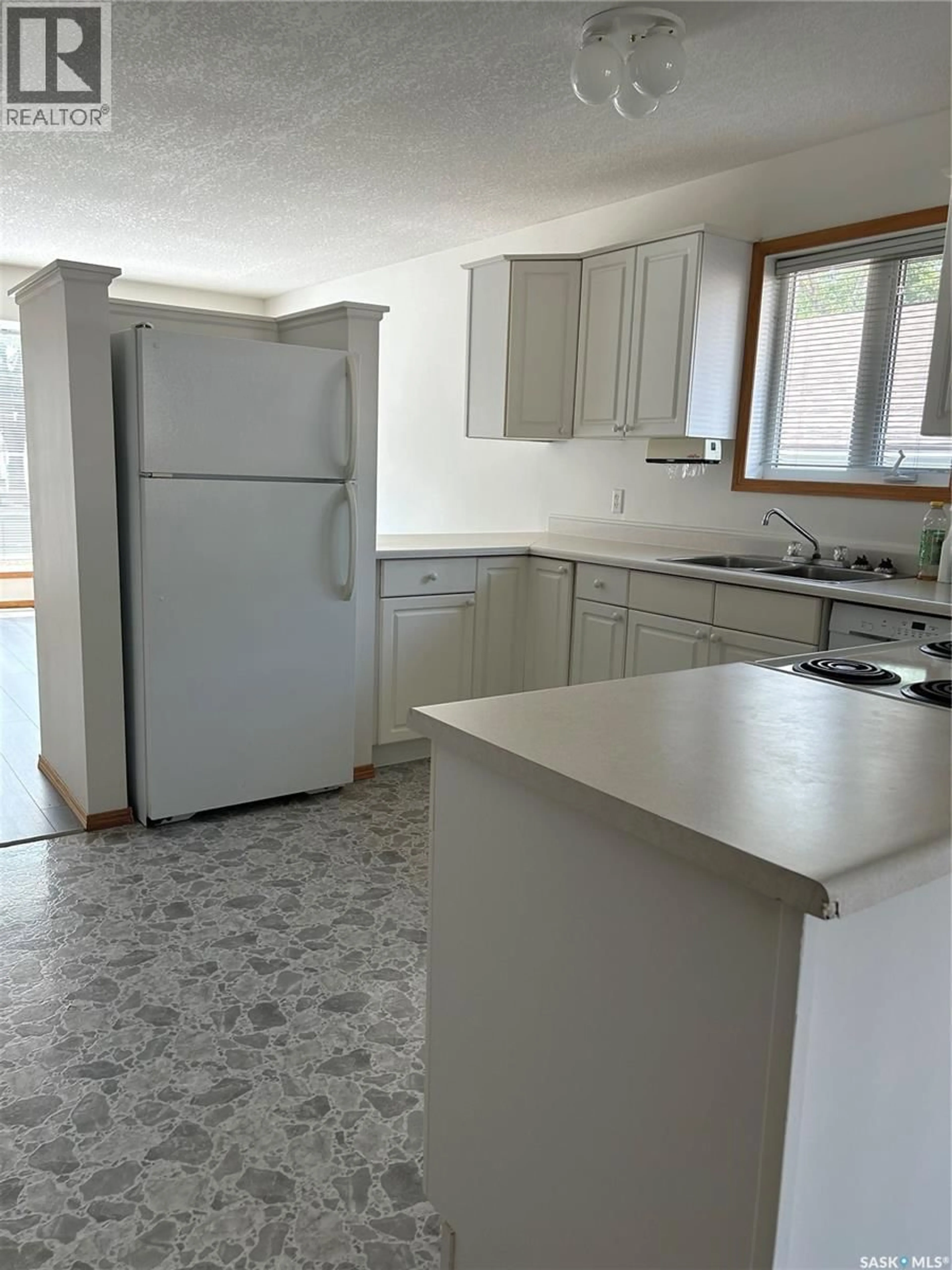 Standard kitchen, unknown for 516-518 CENTRE STREET, Shaunavon Saskatchewan S0N2M0