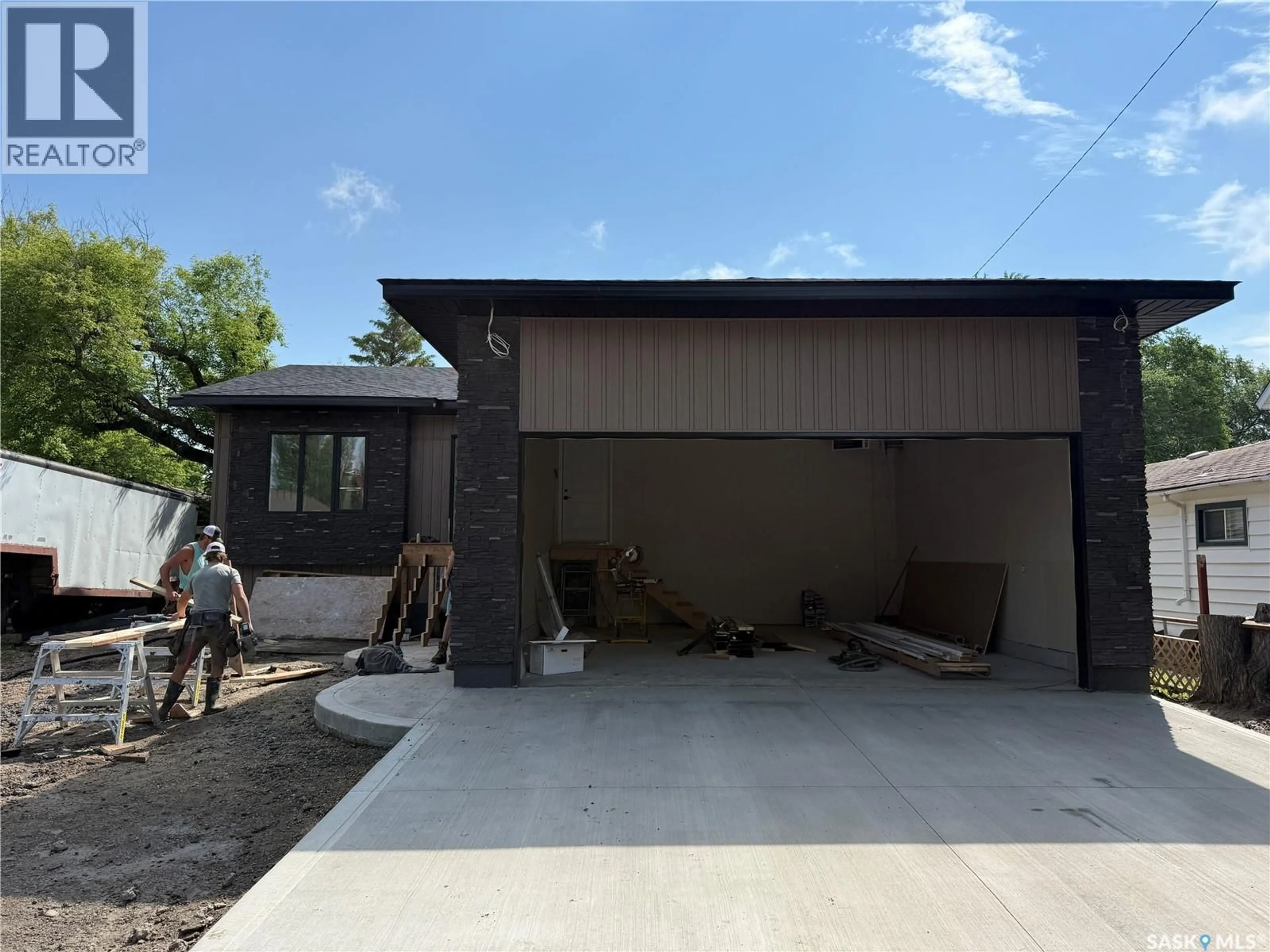 Indoor garage for 620 14TH STREET, Humboldt Saskatchewan S0K2A0