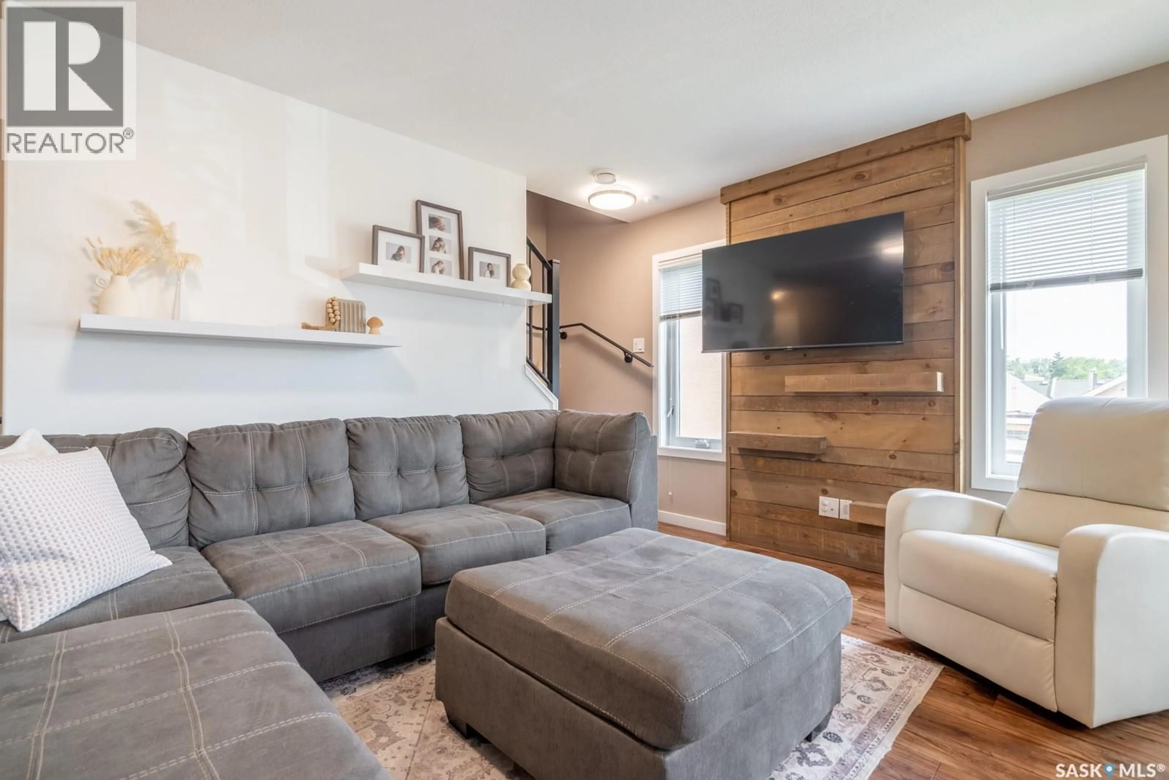 Living room with furniture, wood/laminate floor for 317 - 1225 EMPRESS STREET, Regina Saskatchewan S4T1G7