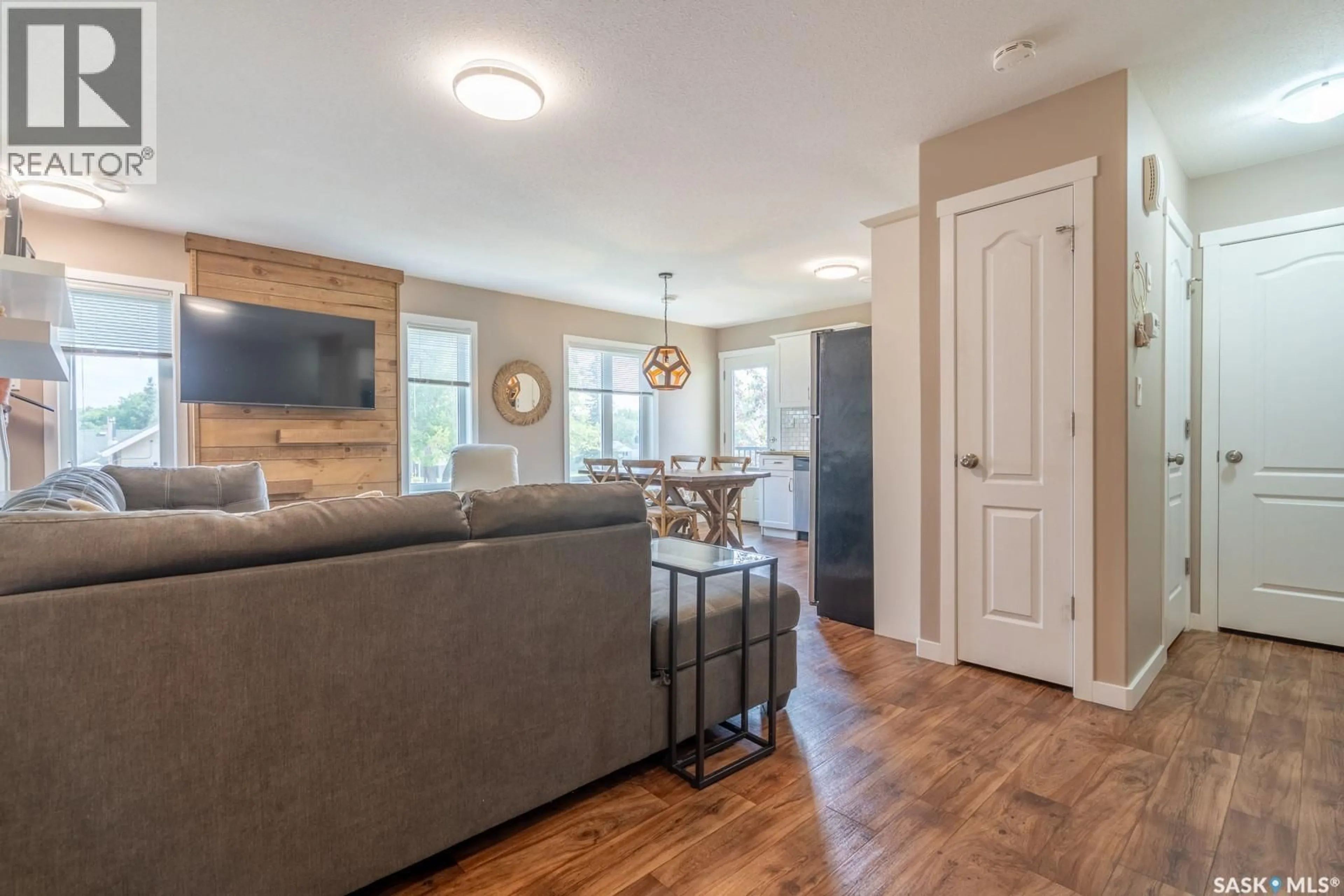 Living room with furniture, wood/laminate floor for 317 - 1225 EMPRESS STREET, Regina Saskatchewan S4T1G7