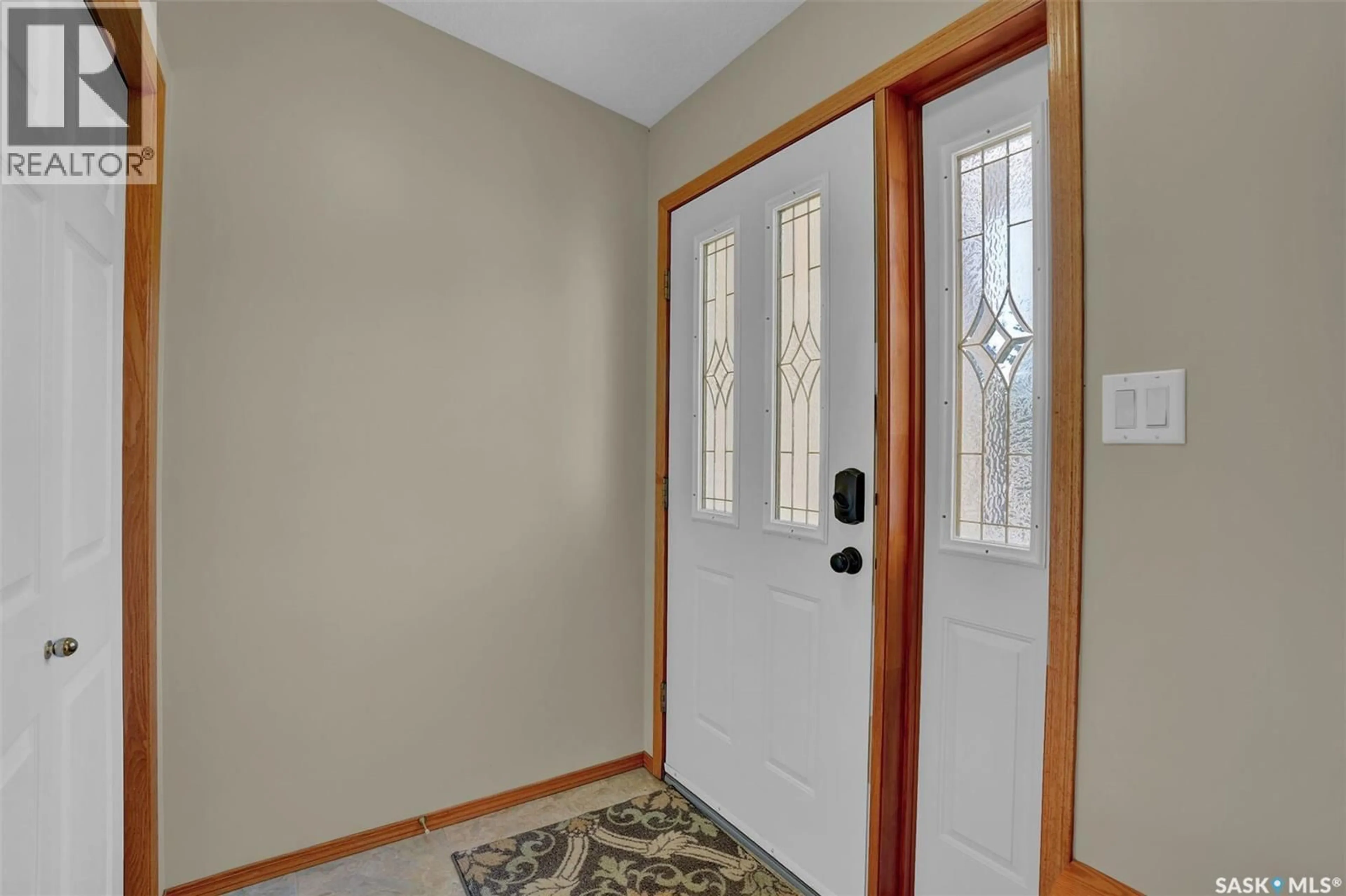 Indoor entryway for 3324 BUCKINGHAM DRIVE, Regina Saskatchewan S4V2S8