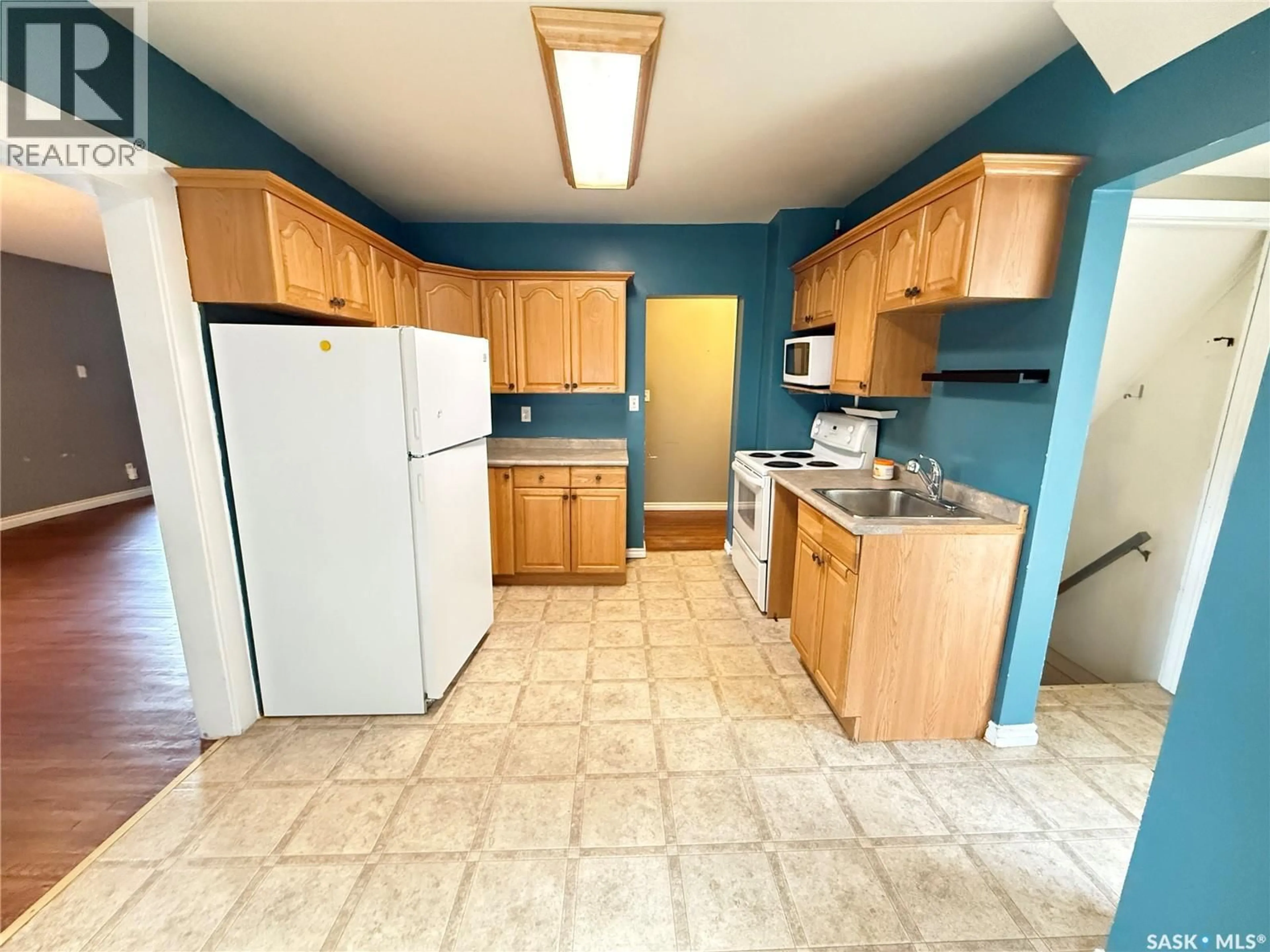 Standard kitchen, unknown for 431 QU'APPELLE STREET, Weyburn Saskatchewan S4H0R3