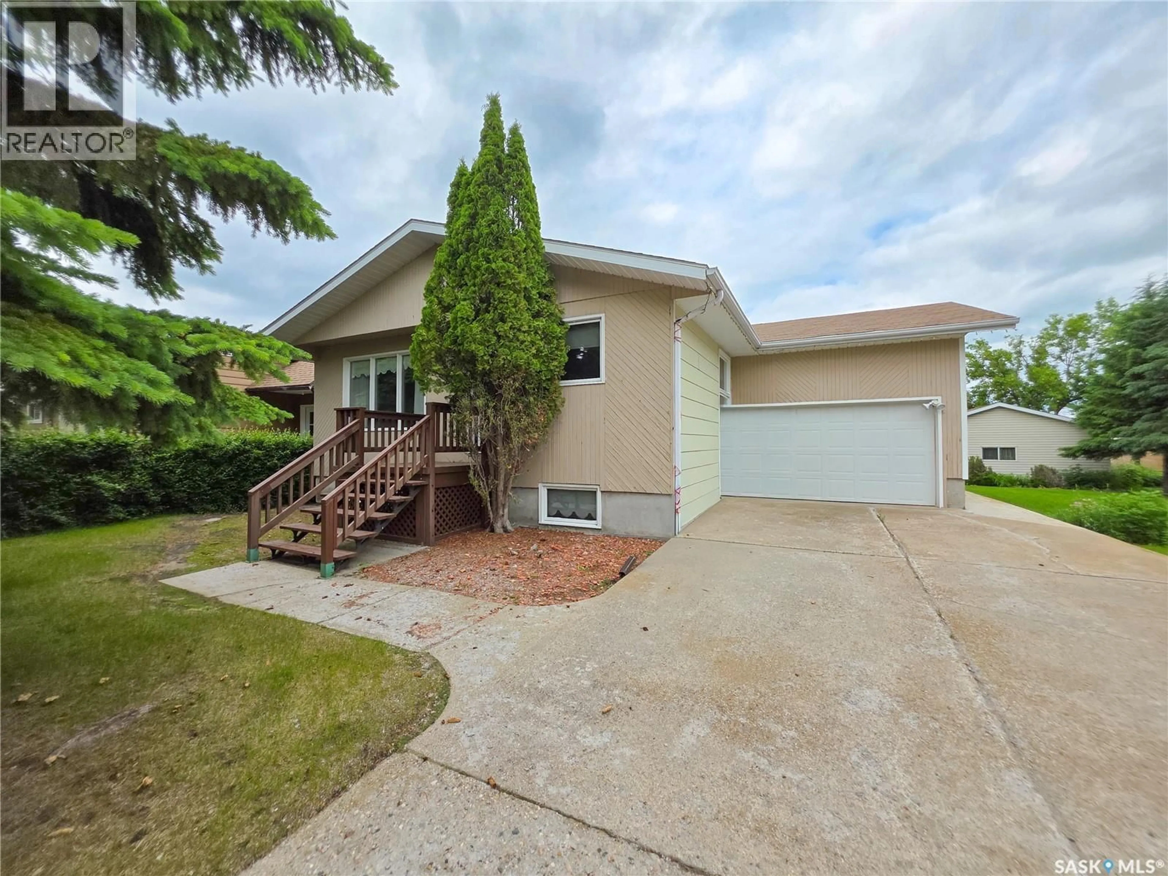 Home with vinyl exterior material, street for 618 4TH AVENUE, Melville Saskatchewan S0A2P0