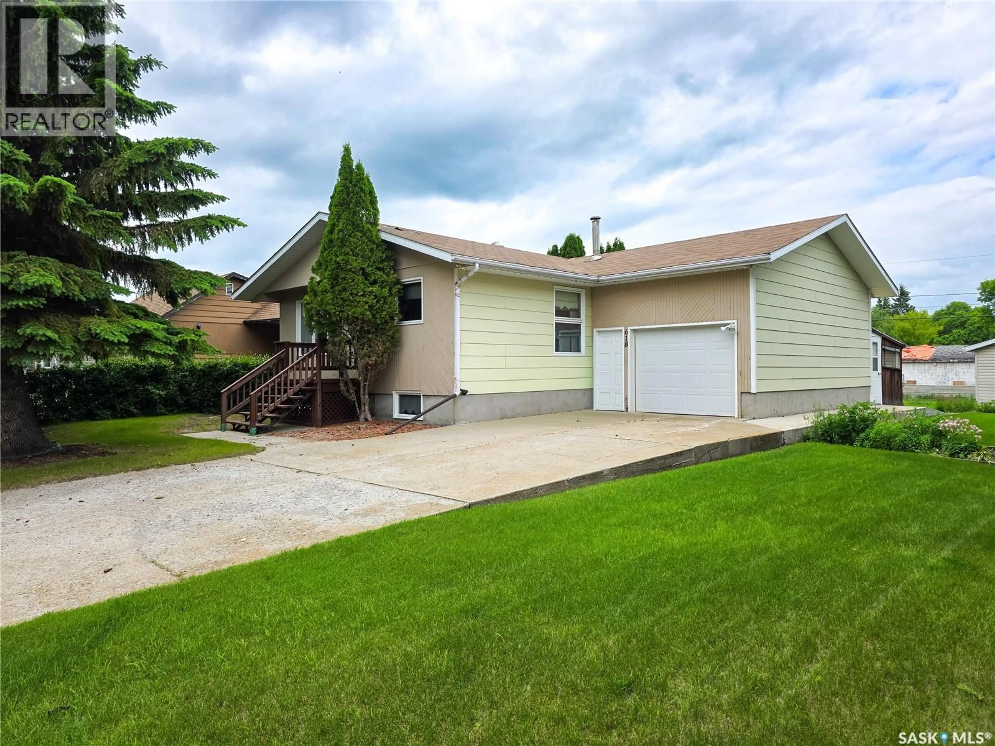 Home with vinyl exterior material, street for 618 4TH AVENUE, Melville Saskatchewan S0A2P0