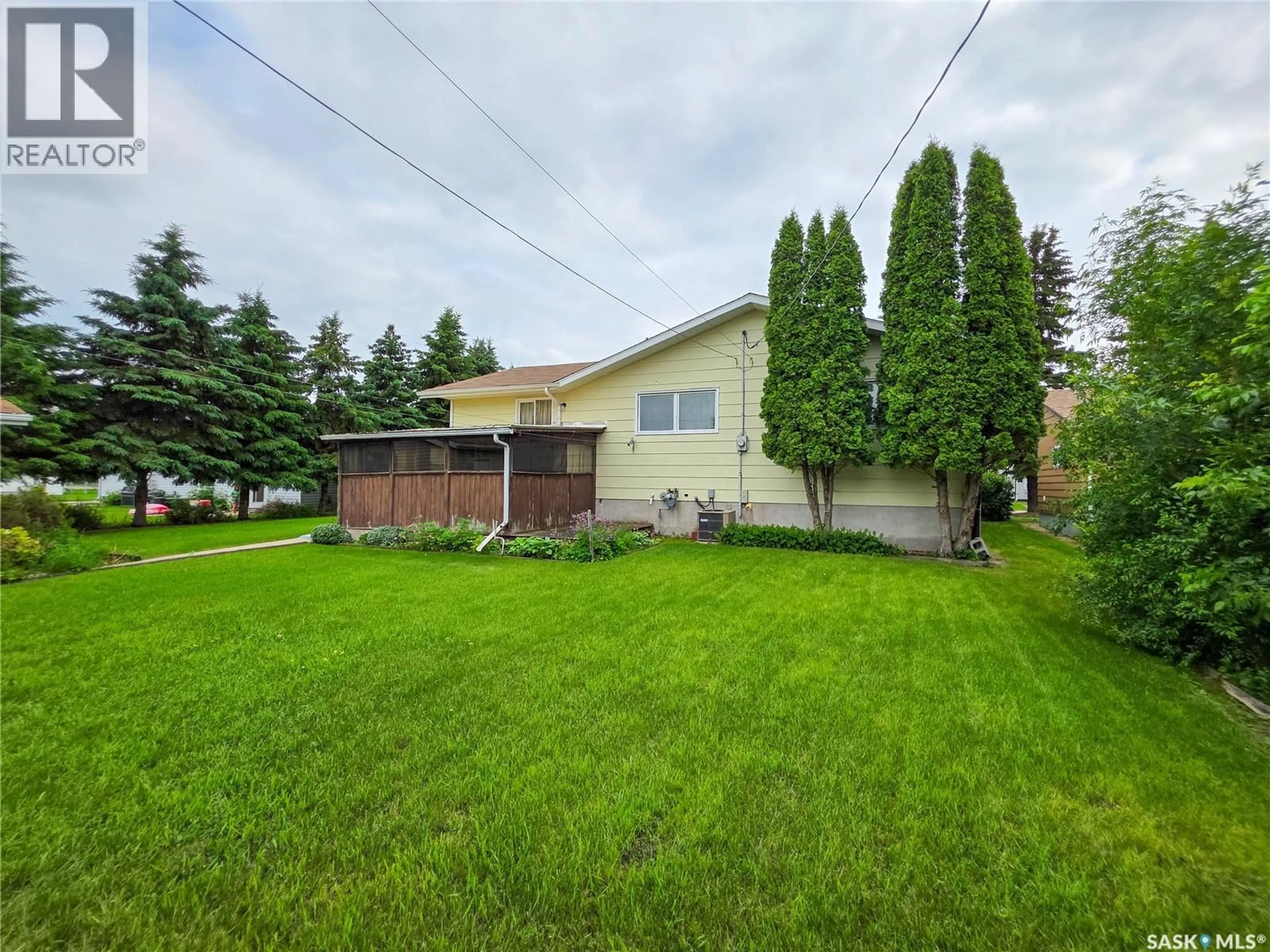A pic from outside/outdoor area/front of a property/back of a property/a pic from drone, street for 618 4TH AVENUE, Melville Saskatchewan S0A2P0