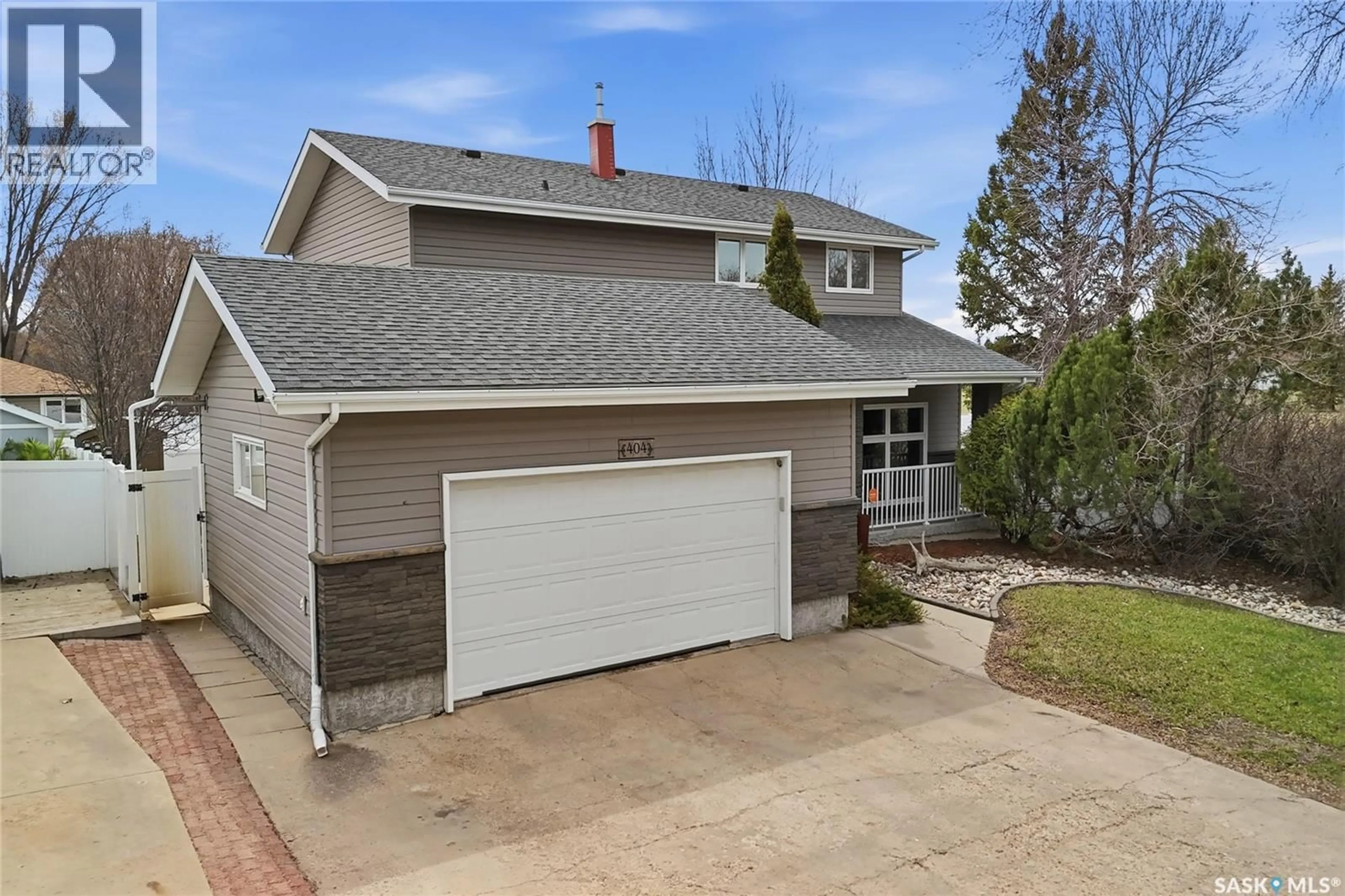 Home with vinyl exterior material, street for 404 DALGLIESH DRIVE, Regina Saskatchewan S4R6J1
