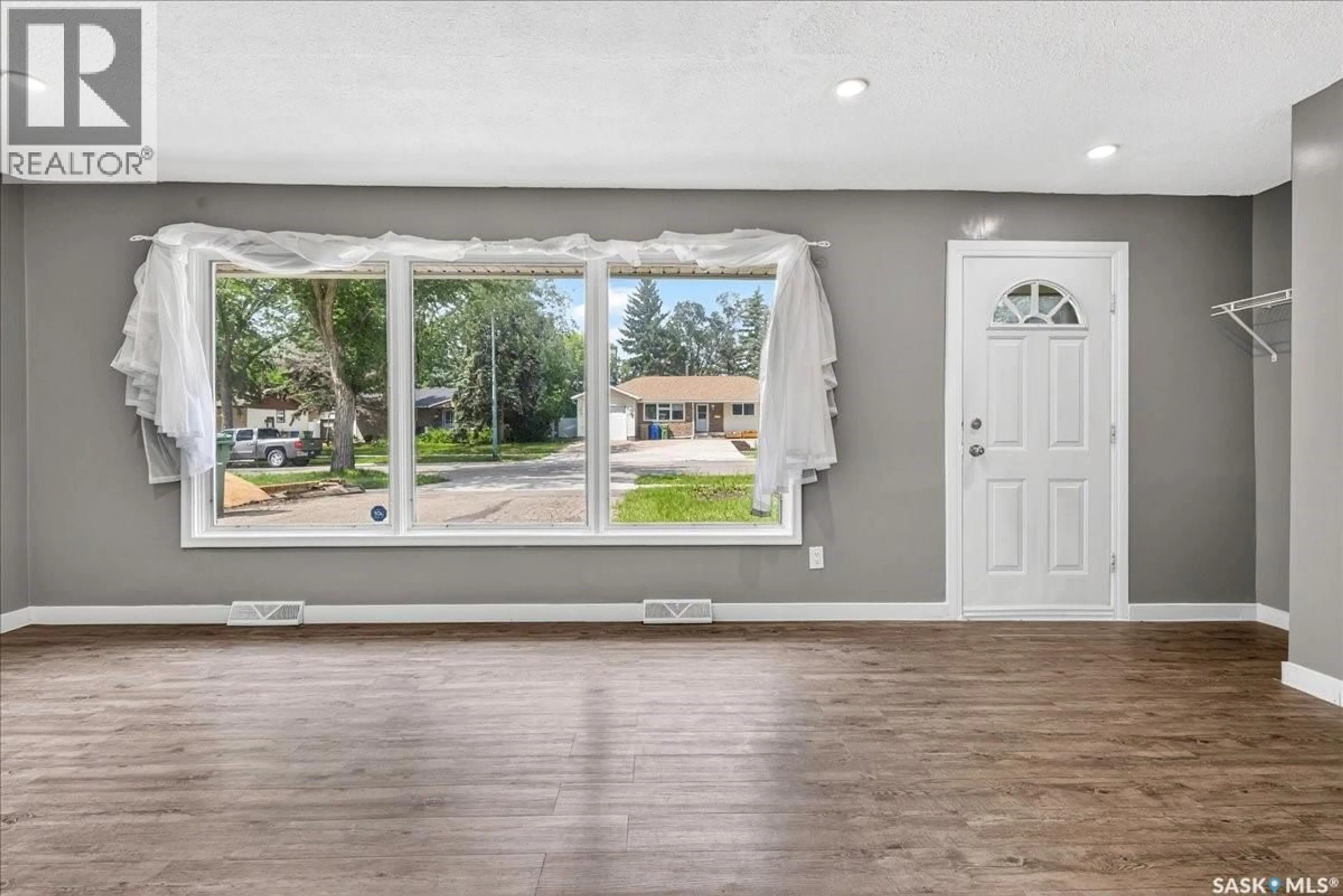 Indoor entryway for 1837 GRANT DRIVE, Regina Saskatchewan S4S4V5