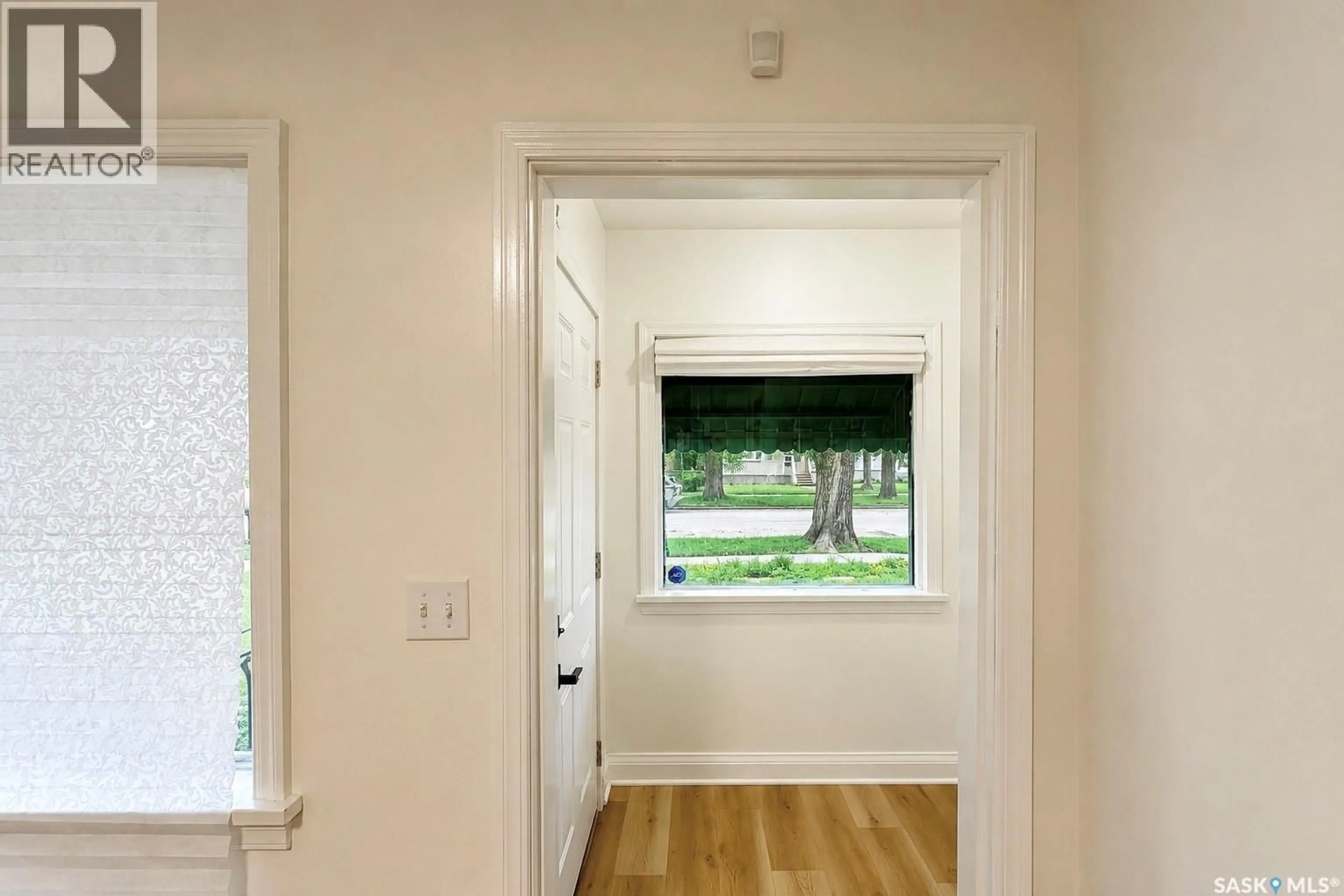 Indoor entryway for 616 I AVENUE, Saskatoon Saskatchewan S7M1Y8