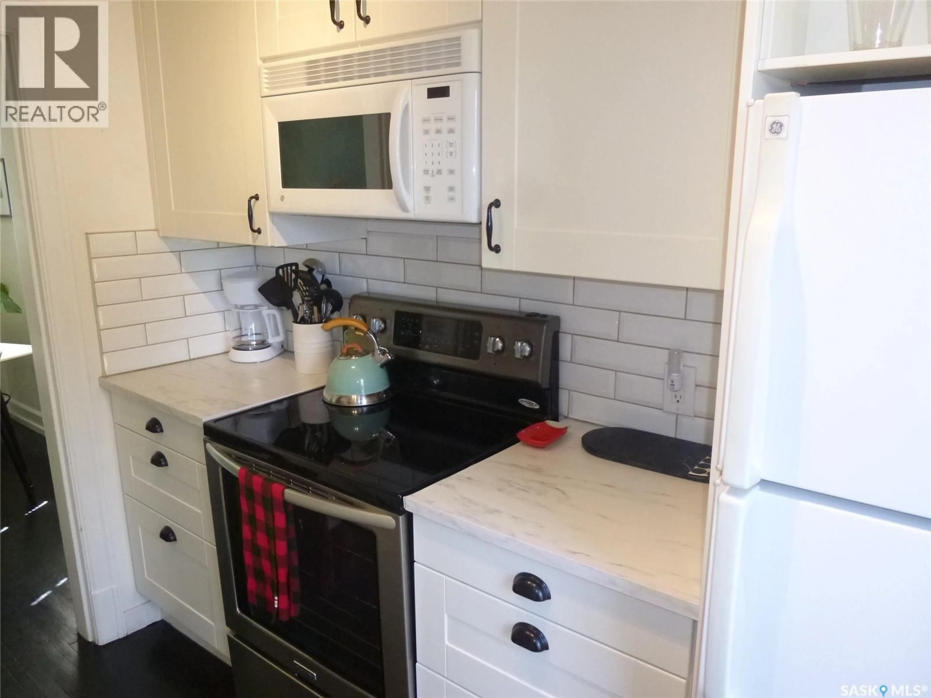 Standard kitchen, unknown for 2458 BRODER STREET, Regina Saskatchewan S4N3T2