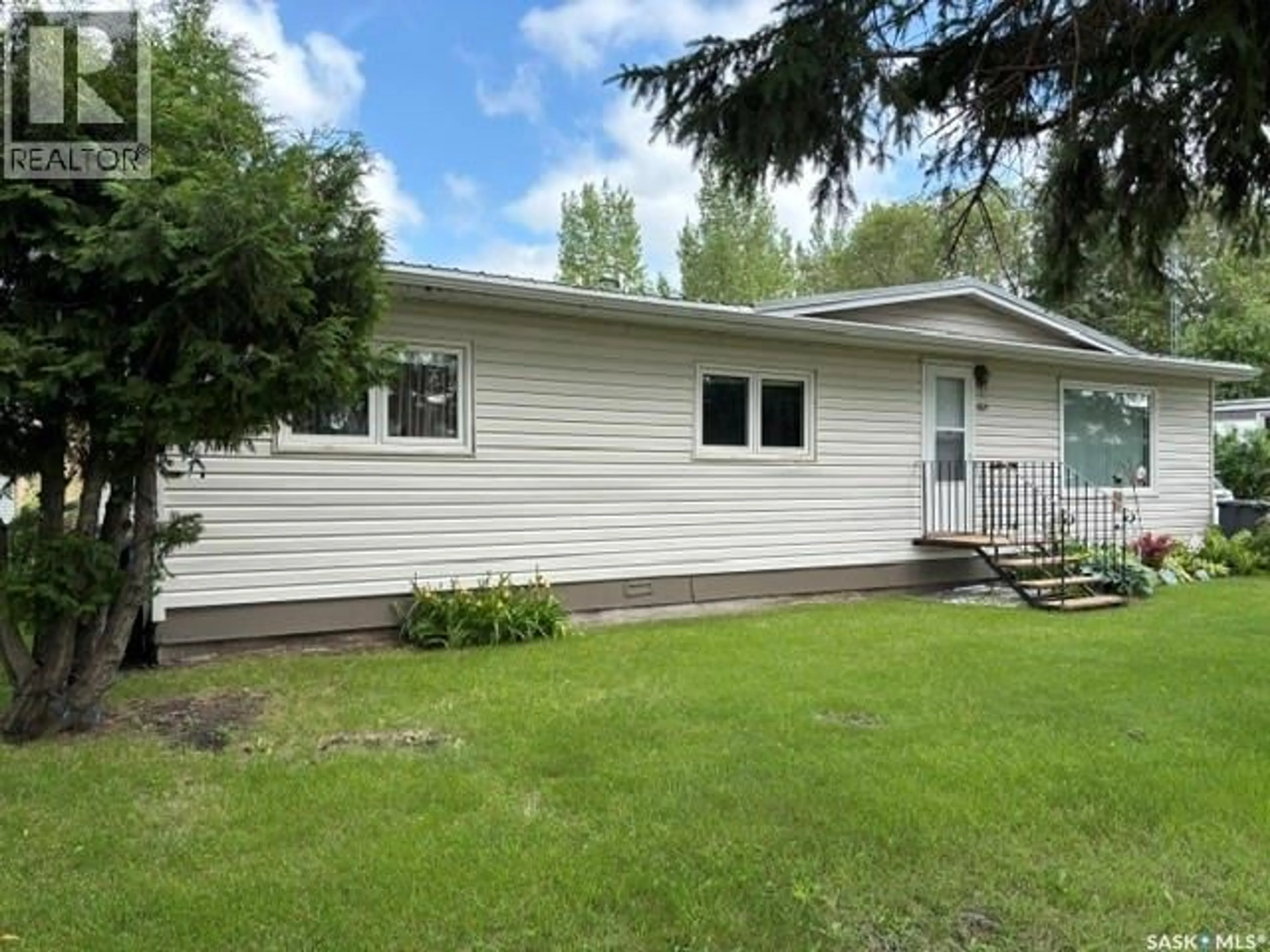 Home with vinyl exterior material, street for 17 LUMSDEN STREET, Manor Saskatchewan S0C1R0
