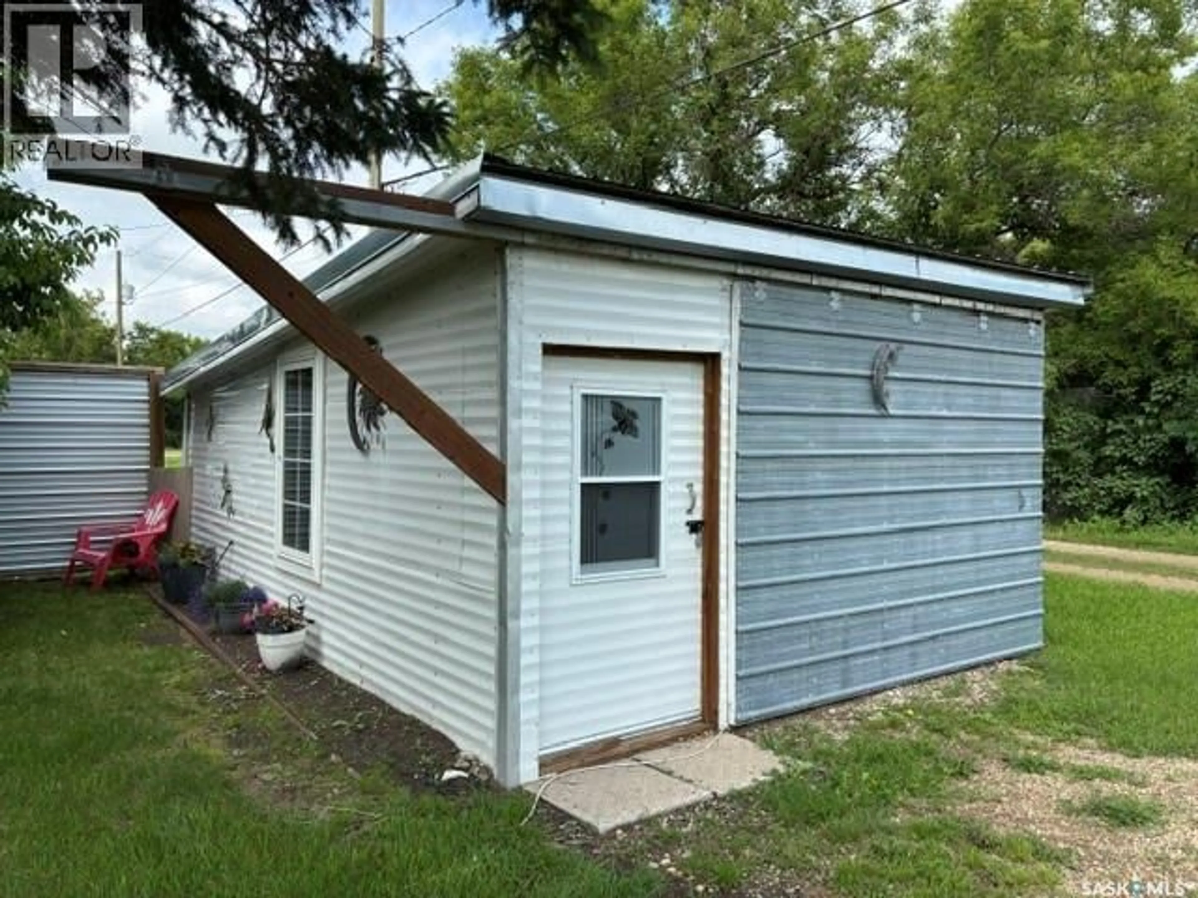 Shed for 17 LUMSDEN STREET, Manor Saskatchewan S0C1R0