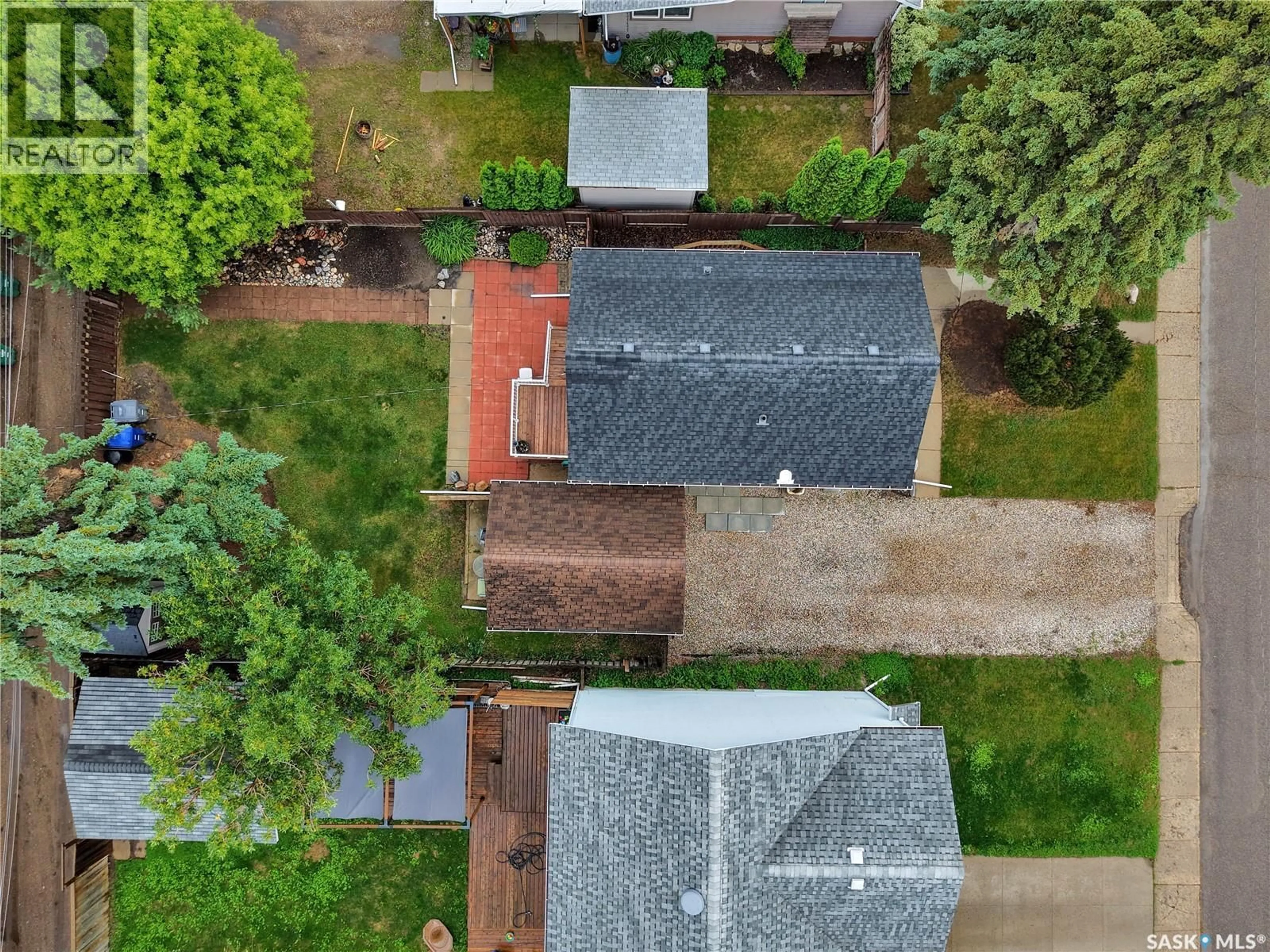 A pic from outside/outdoor area/front of a property/back of a property/a pic from drone, street for 2524 KELVIN AVENUE, Saskatoon Saskatchewan S7J0T7