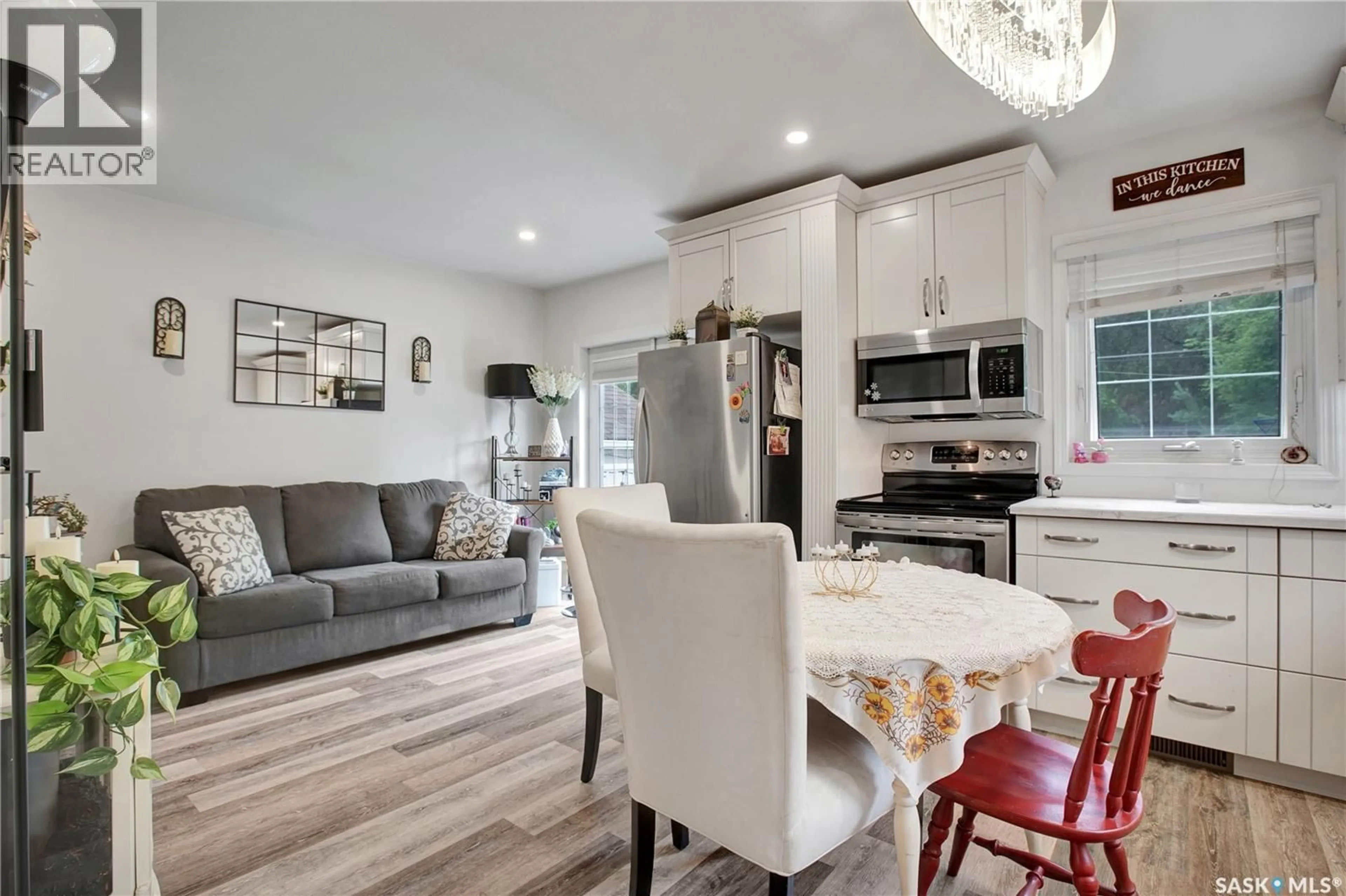 Open concept kitchen, unknown for 2524 KELVIN AVENUE, Saskatoon Saskatchewan S7J0T7