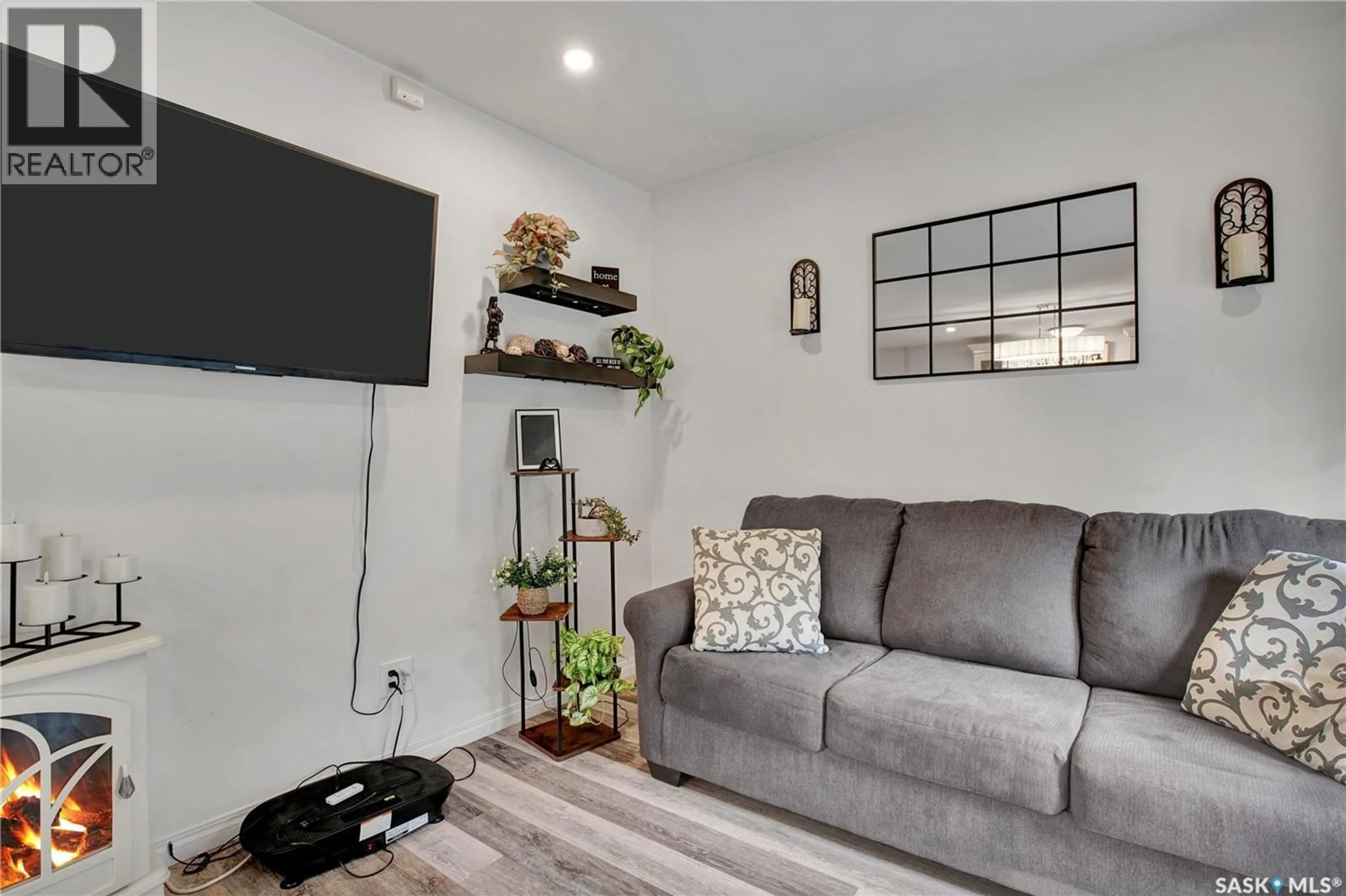 Living room with furniture, unknown for 2524 KELVIN AVENUE, Saskatoon Saskatchewan S7J0T7