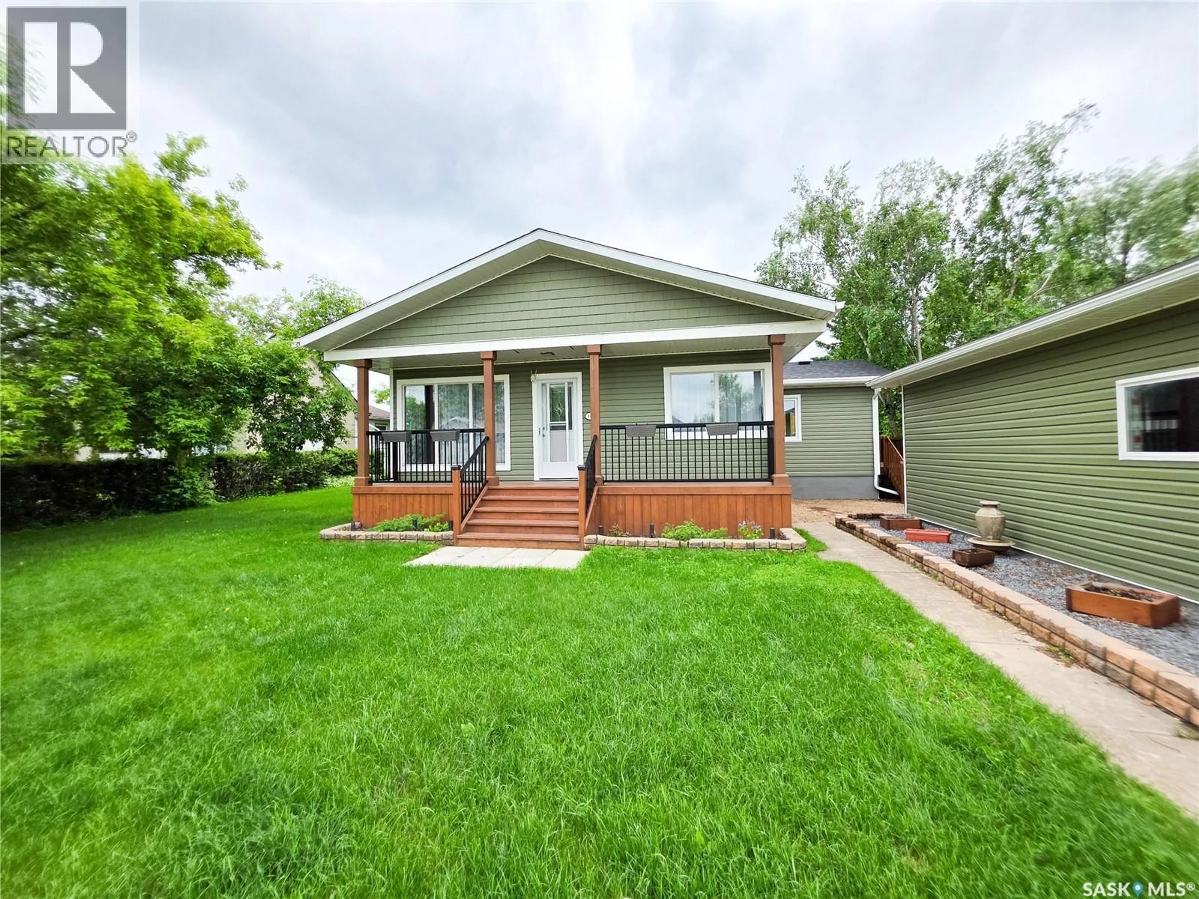 Home with vinyl exterior material, street for 121 1ST AVENUE, Ituna Saskatchewan S0A1N0