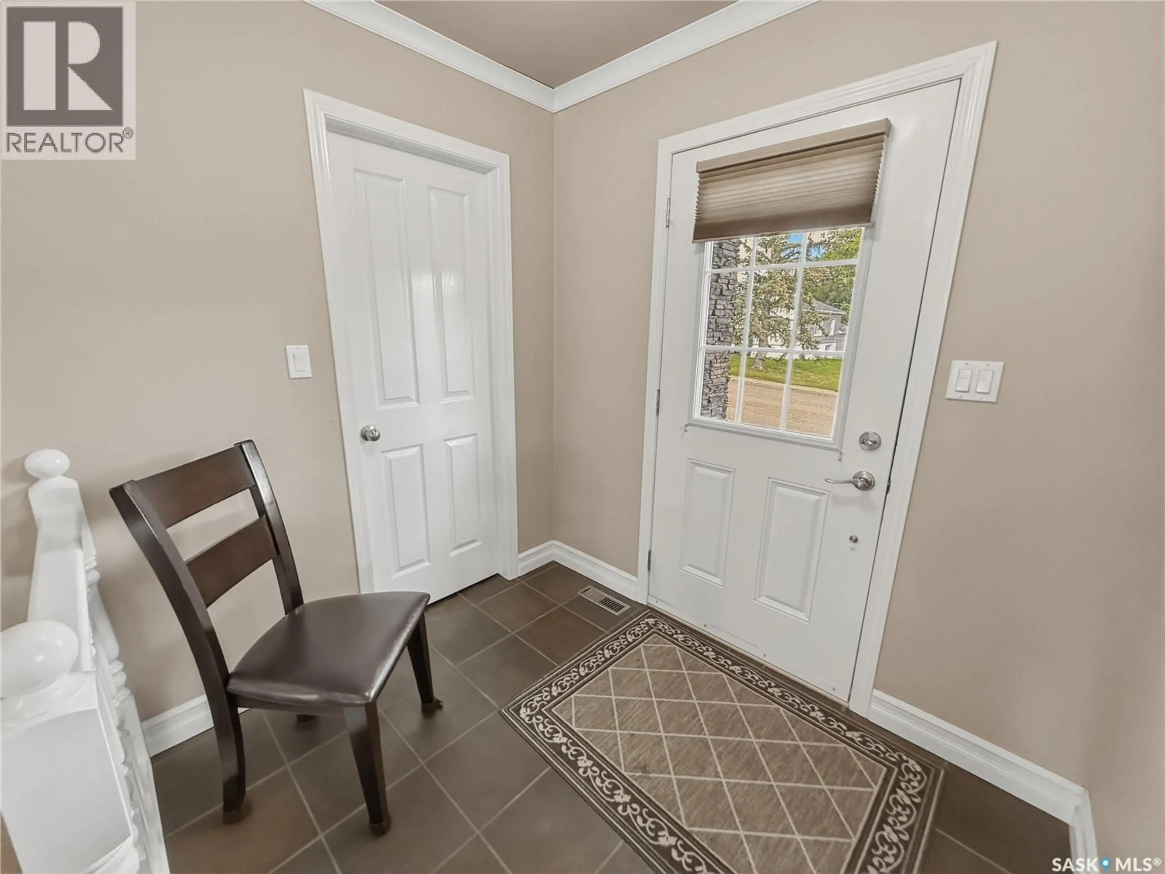 Indoor entryway for 552 1ST AVENUE, Swift Current Saskatchewan S9H2B7