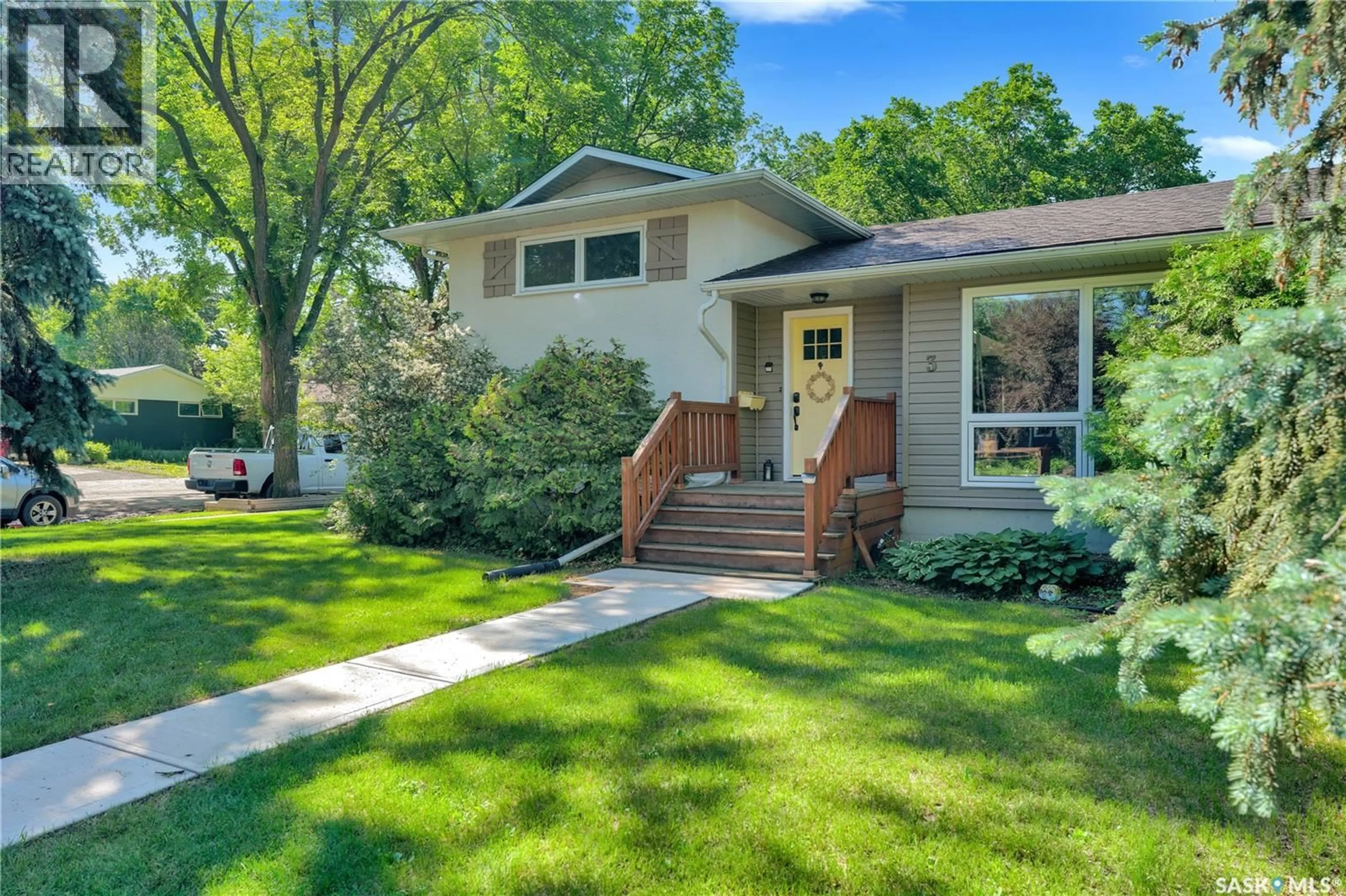Home with vinyl exterior material, street for 3 DOLPHIN BAY, Regina Saskatchewan S4S3J7