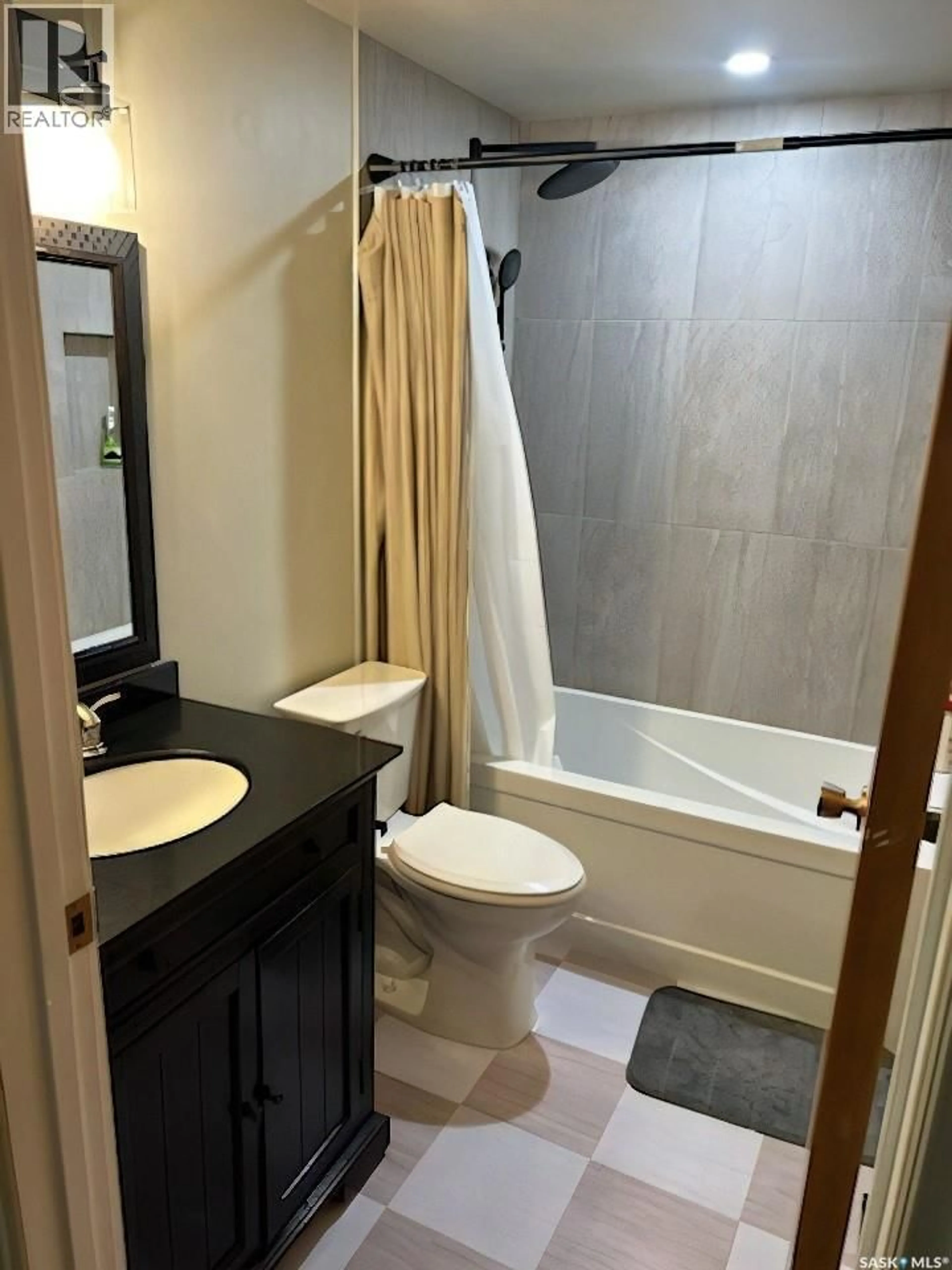 Standard bathroom, ceramic/tile floor for 2104 PRESTON AVENUE, Saskatoon Saskatchewan S7J2E8