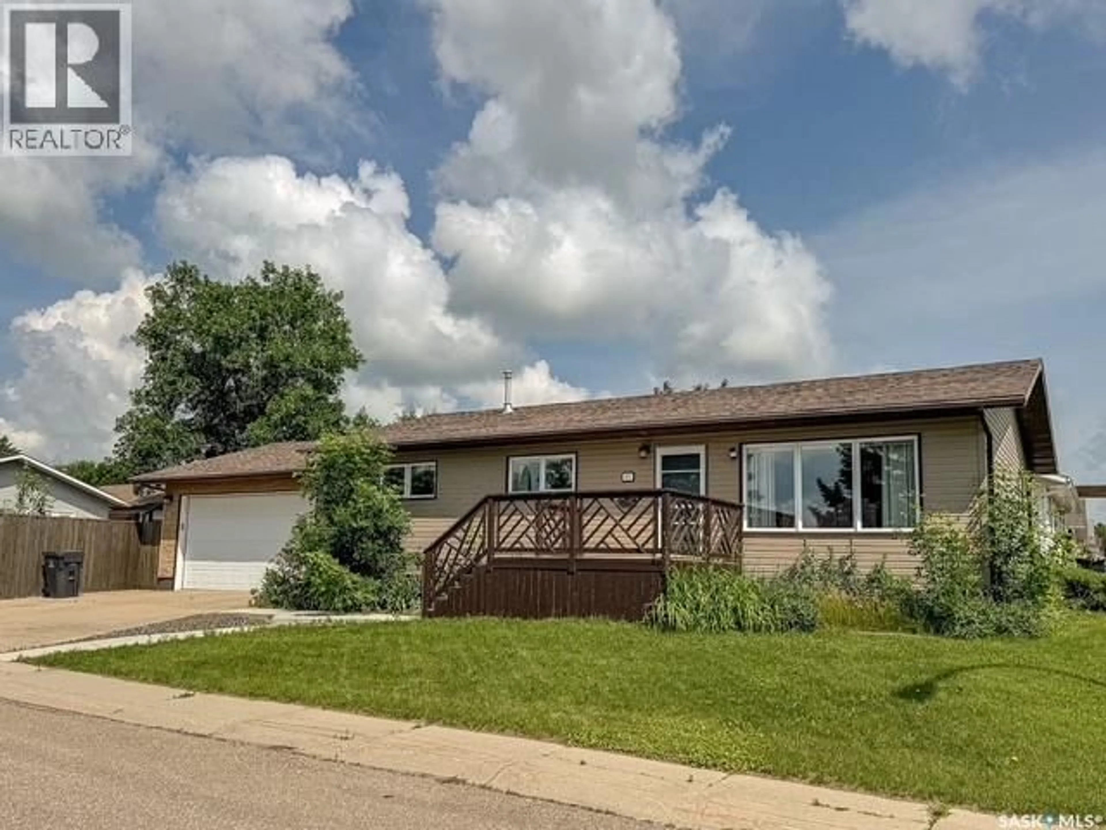 Home with vinyl exterior material, street for 437 RUSSELL CRESCENT, Swift Current Saskatchewan S9H4S6
