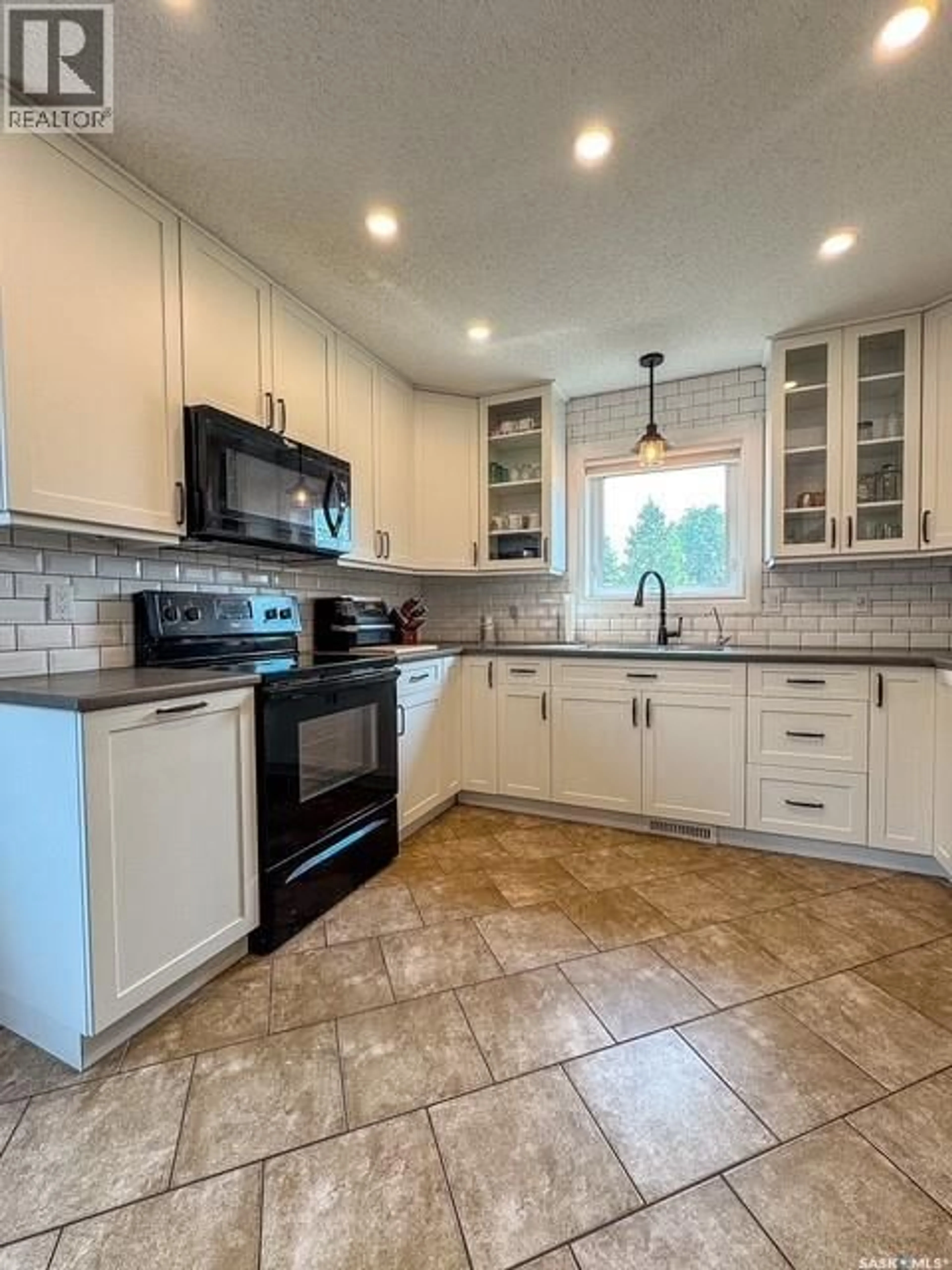 Open concept kitchen, ceramic/tile floor for 437 RUSSELL CRESCENT, Swift Current Saskatchewan S9H4S6