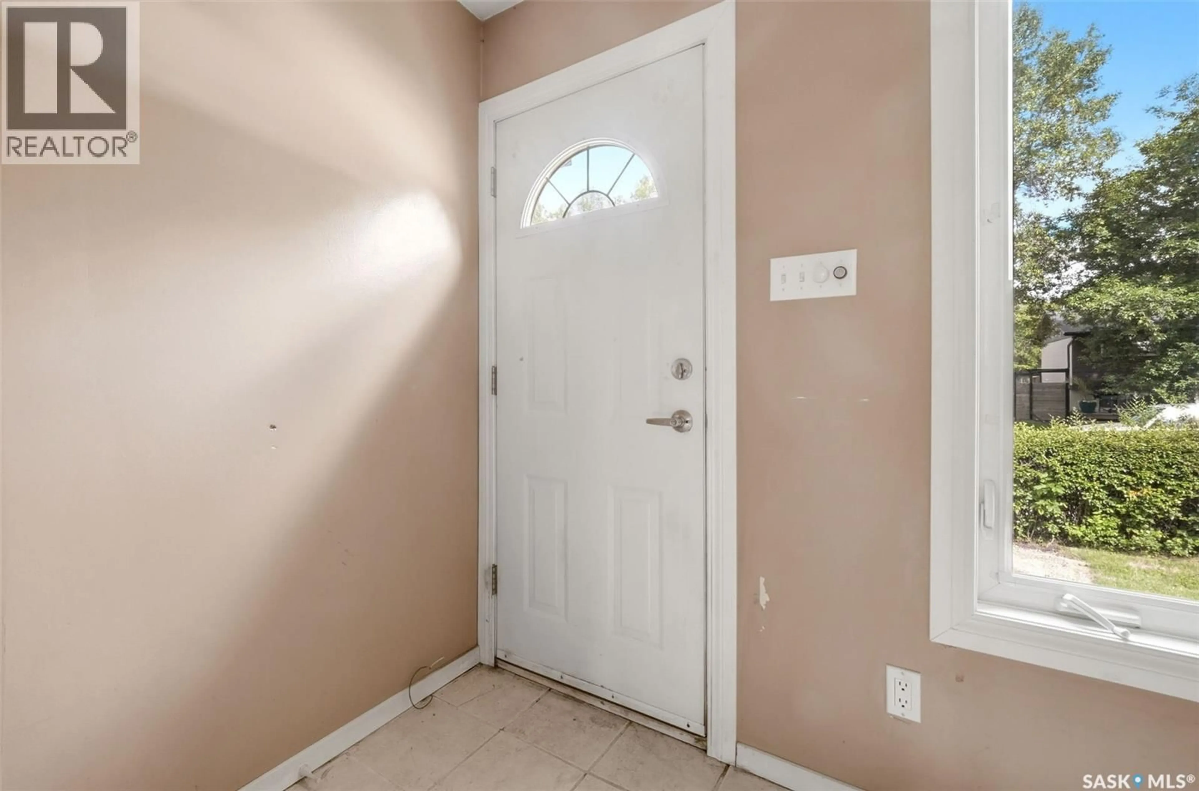 Indoor entryway for 6 OSBORNE CRESCENT, Regina Saskatchewan S4R5J1