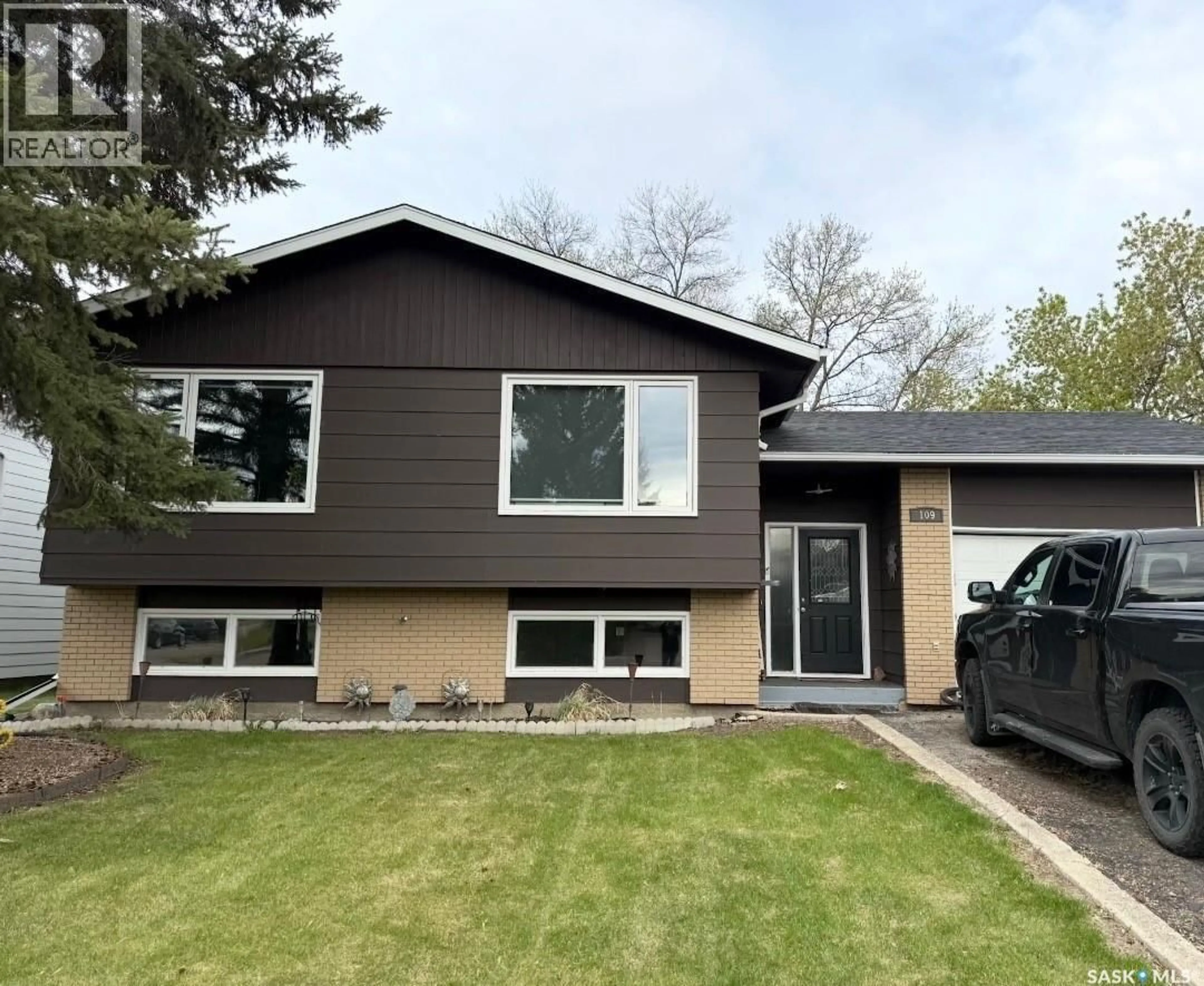 Home with vinyl exterior material, street for 109 STEWART CRESCENT, Yorkton Saskatchewan S3N3J4