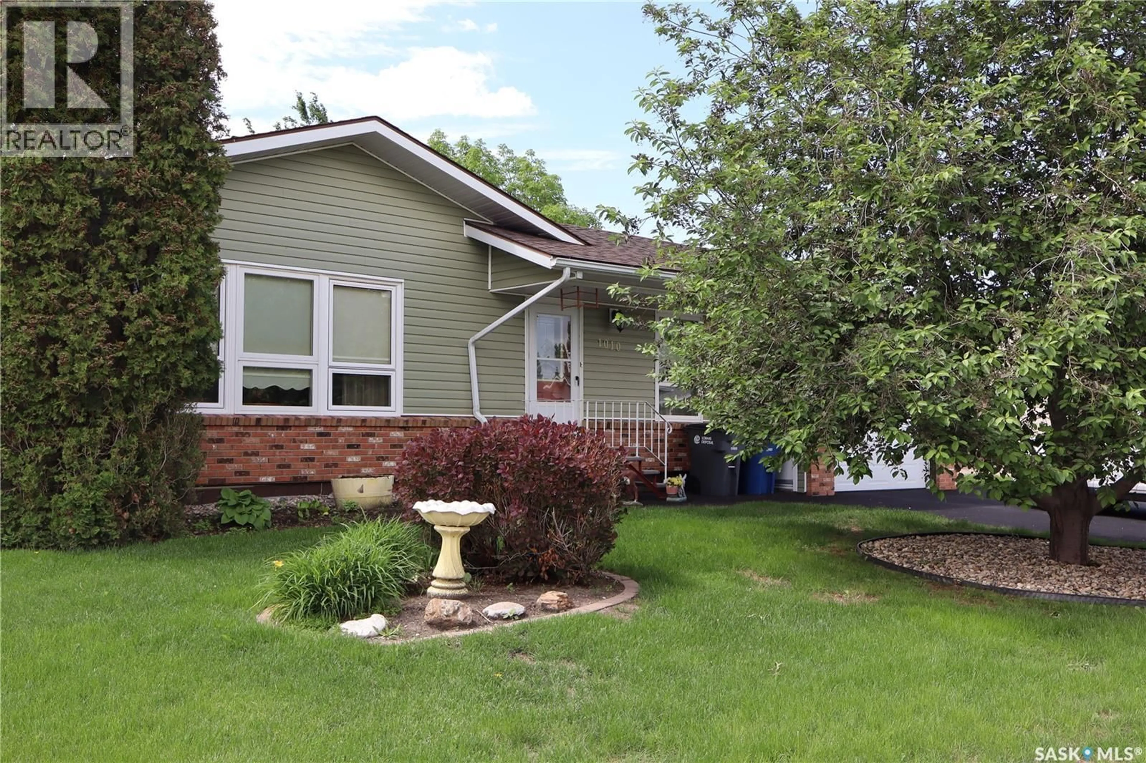 Home with vinyl exterior material, street for 1010 GRANVILLE AVENUE, Assiniboia Saskatchewan S0H0B0