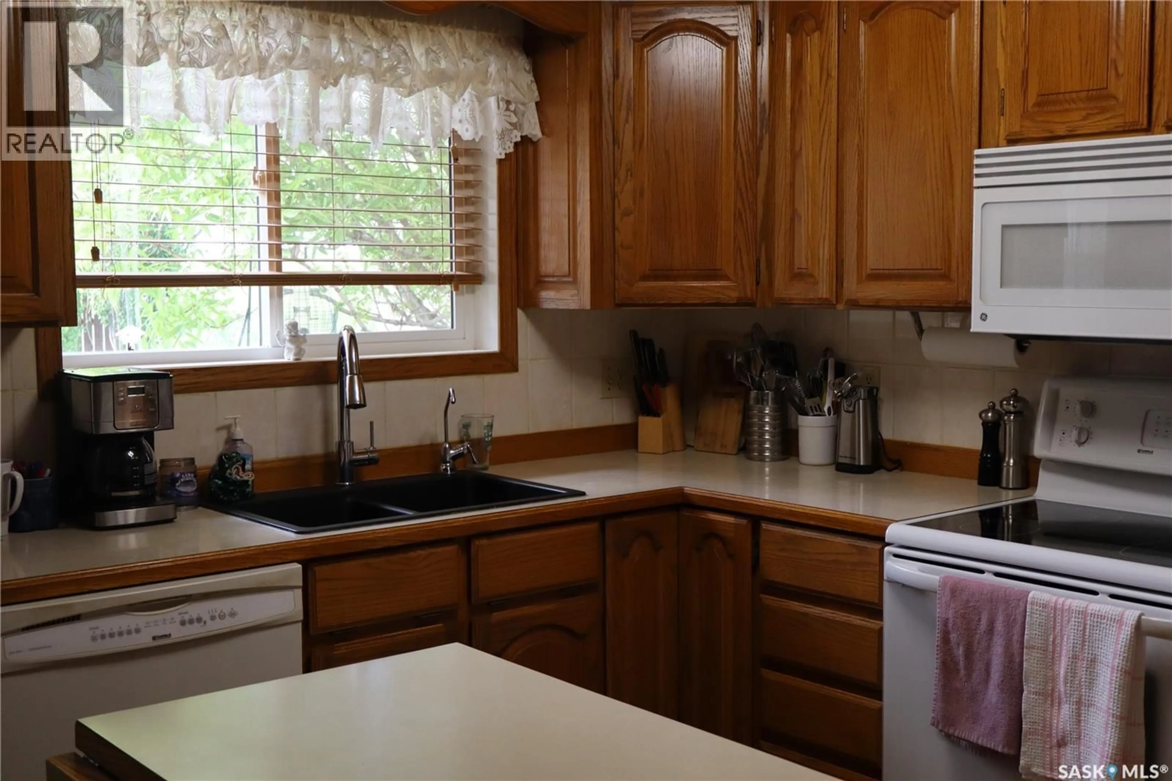 Standard kitchen, wood/laminate floor for 1010 GRANVILLE AVENUE, Assiniboia Saskatchewan S0H0B0