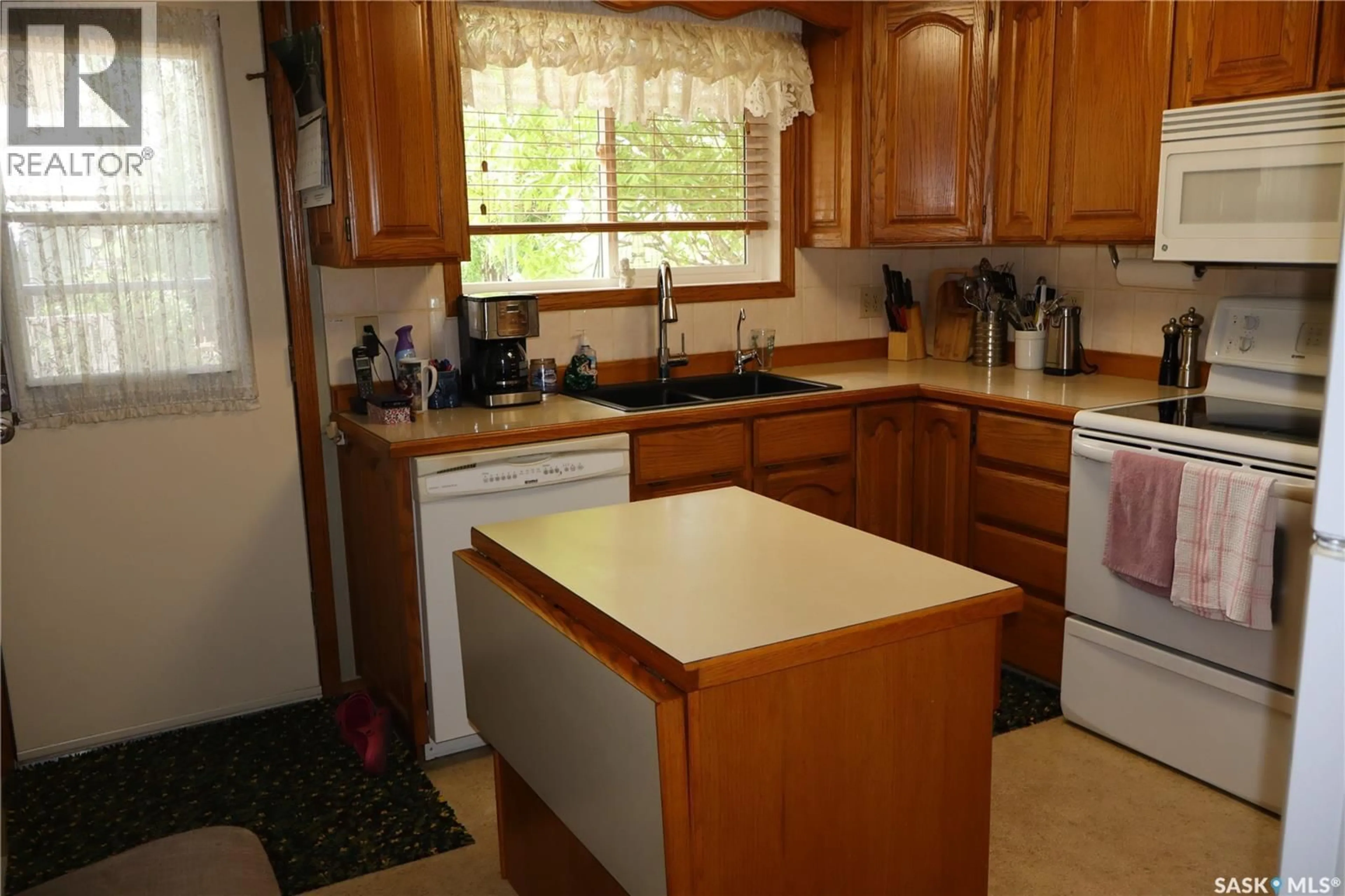 Standard kitchen, unknown for 1010 GRANVILLE AVENUE, Assiniboia Saskatchewan S0H0B0
