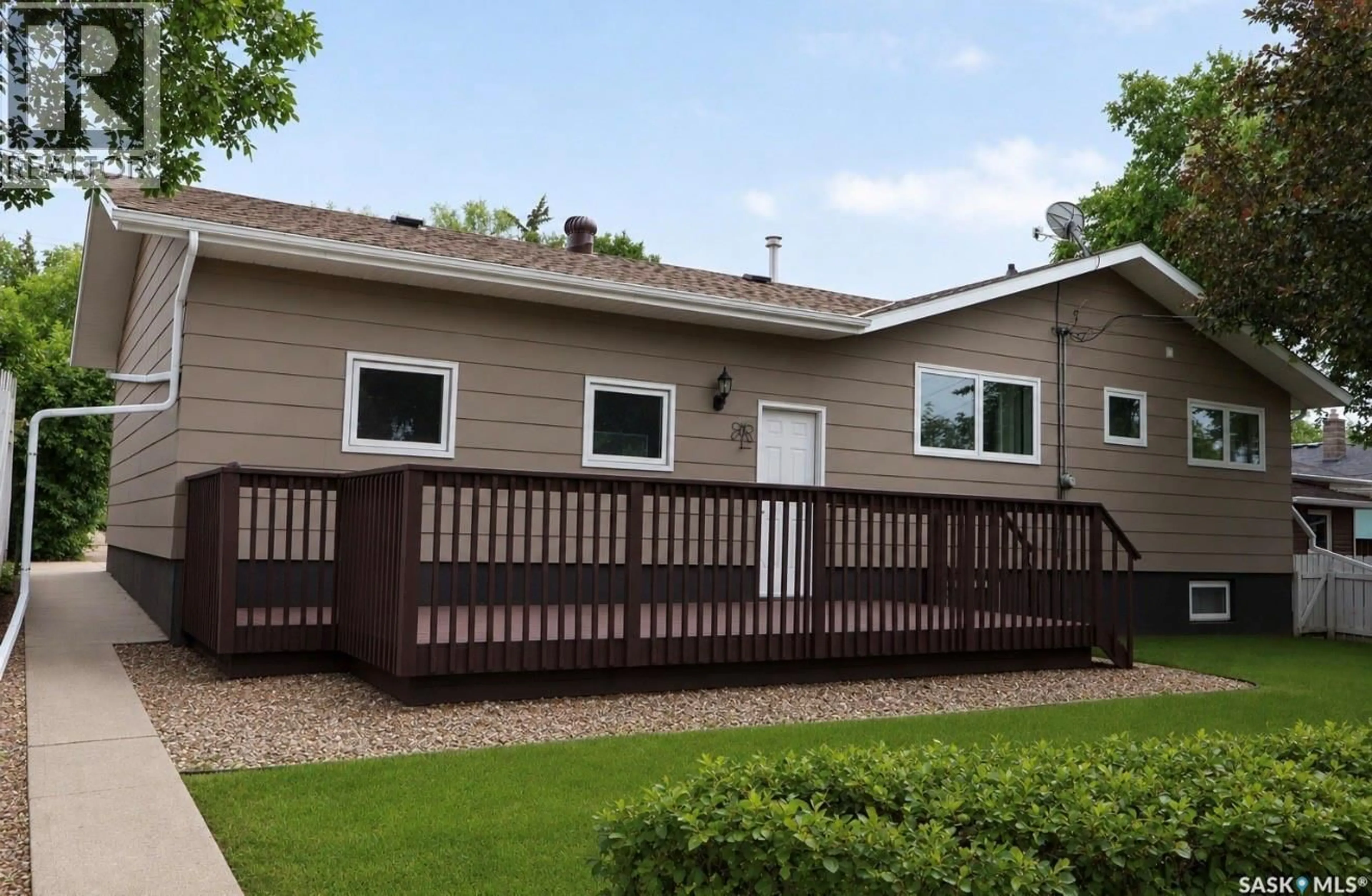 Home with vinyl exterior material, unknown for 407 7TH AVENUE, Assiniboia Saskatchewan S0H0B0