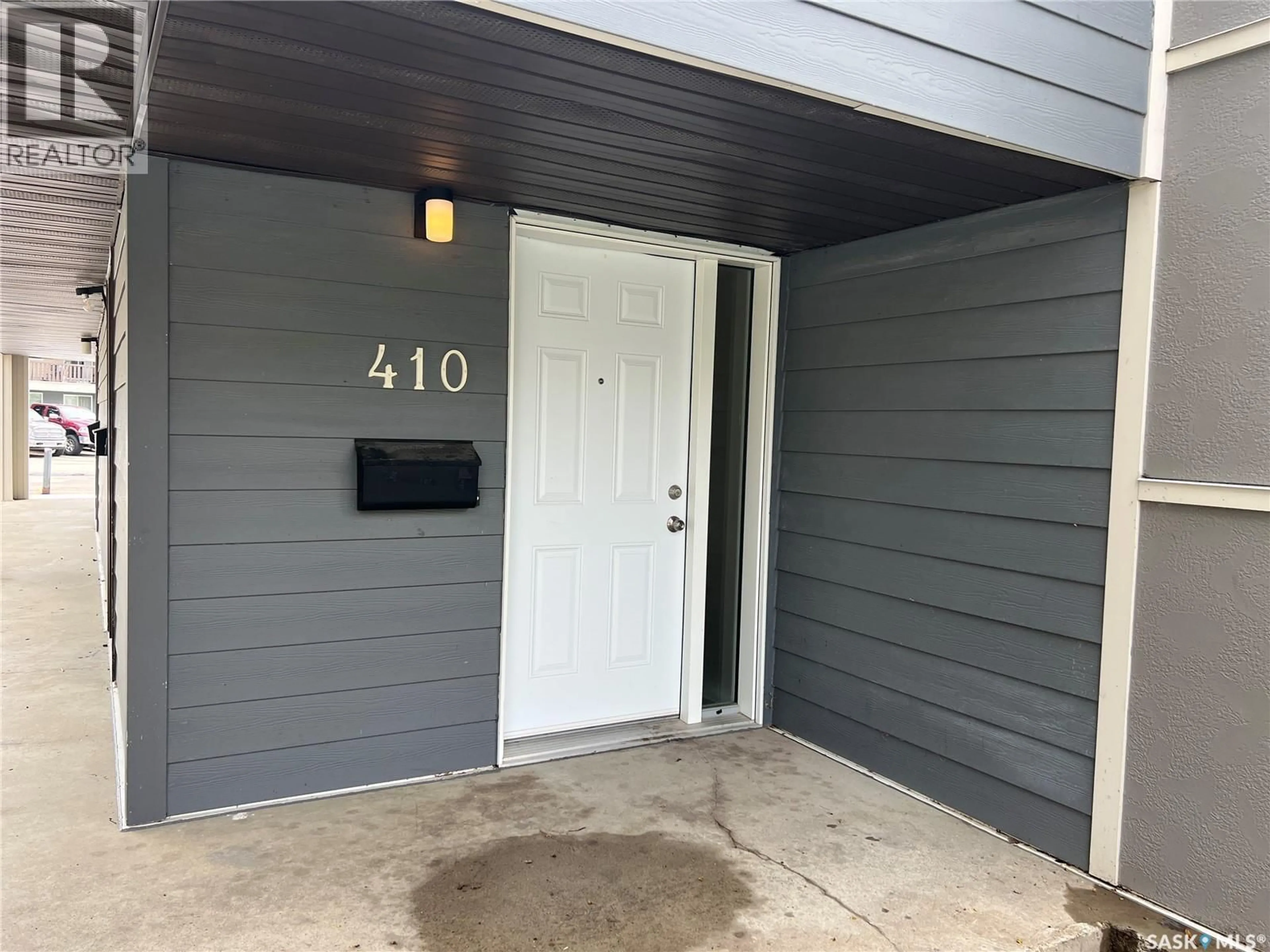 Indoor entryway for 410 510 PRAIRIE AVENUE, Saskatoon Saskatchewan S7N2V4