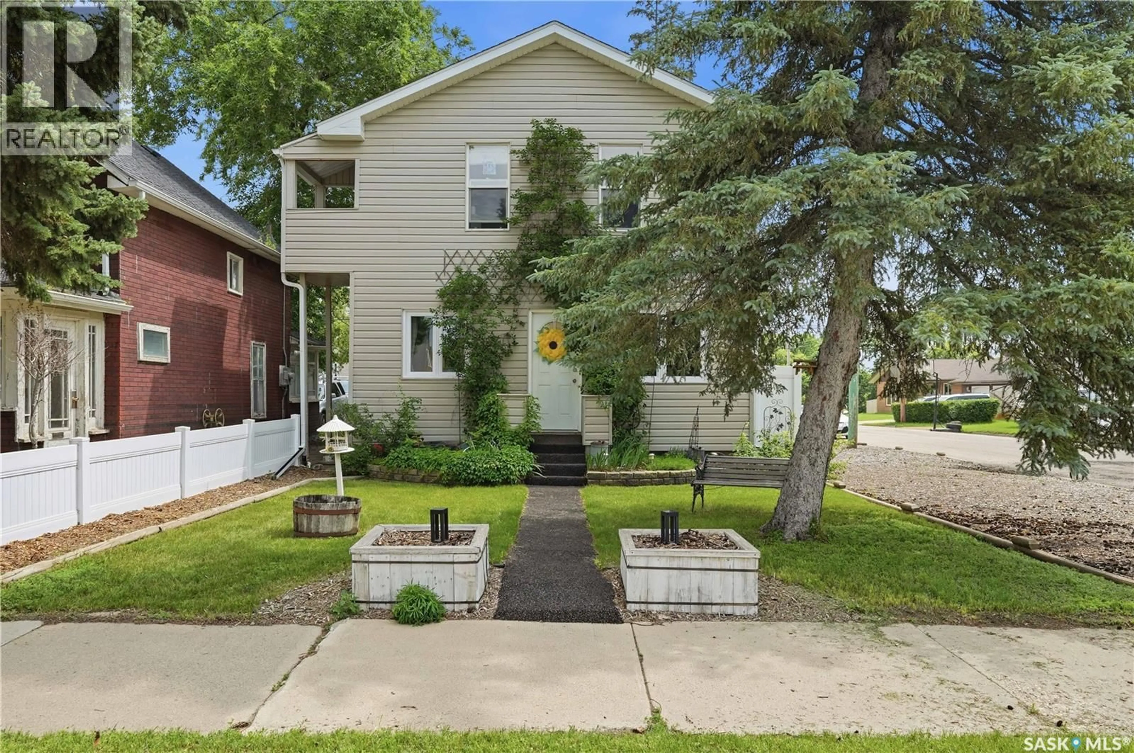 Home with vinyl exterior material, street for 1001 4TH AVENUE, Moose Jaw Saskatchewan S6H1H9