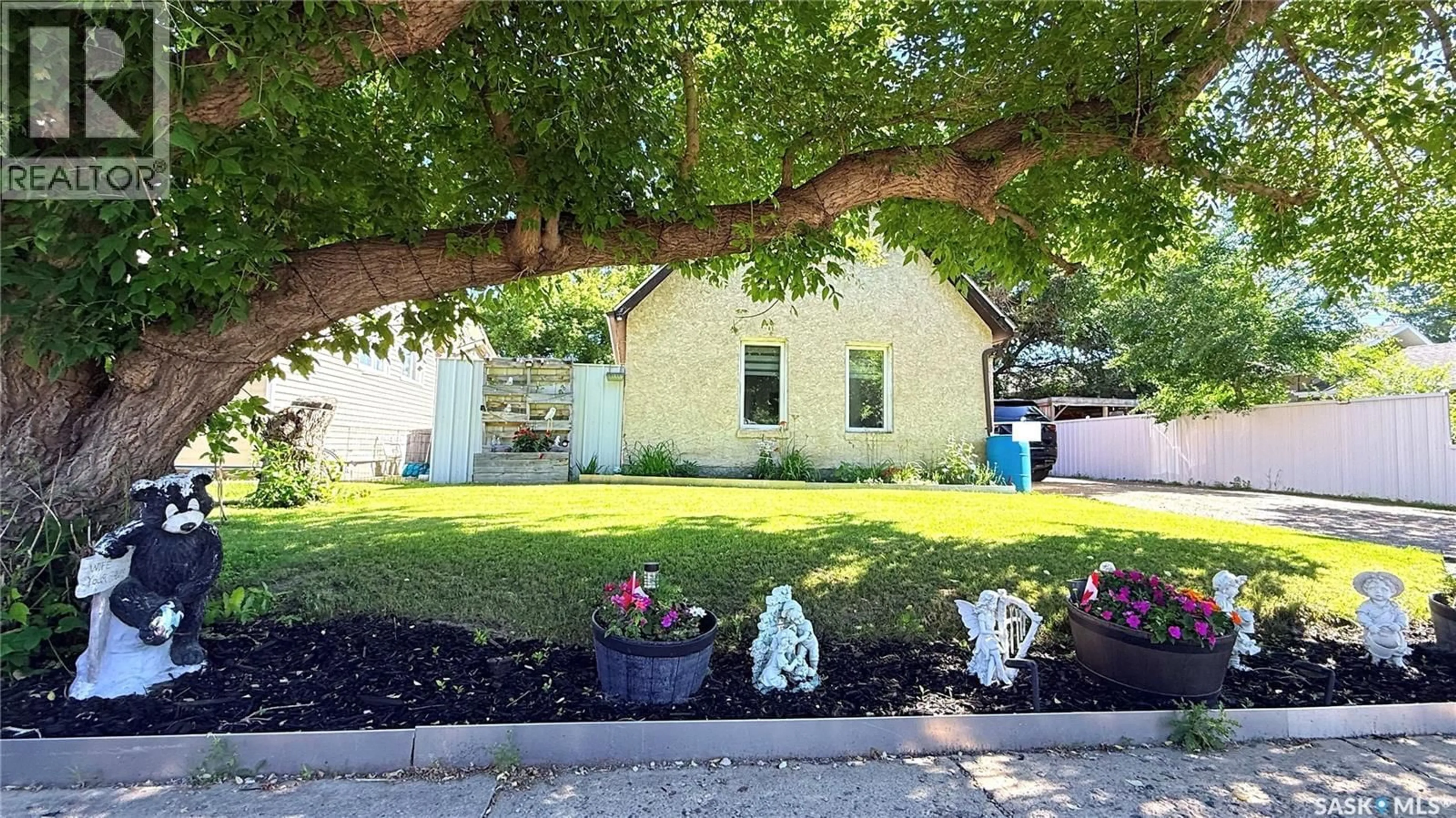 A pic from outside/outdoor area/front of a property/back of a property/a pic from drone, street for 417 3RD STREET, Estevan Saskatchewan S4A0P1