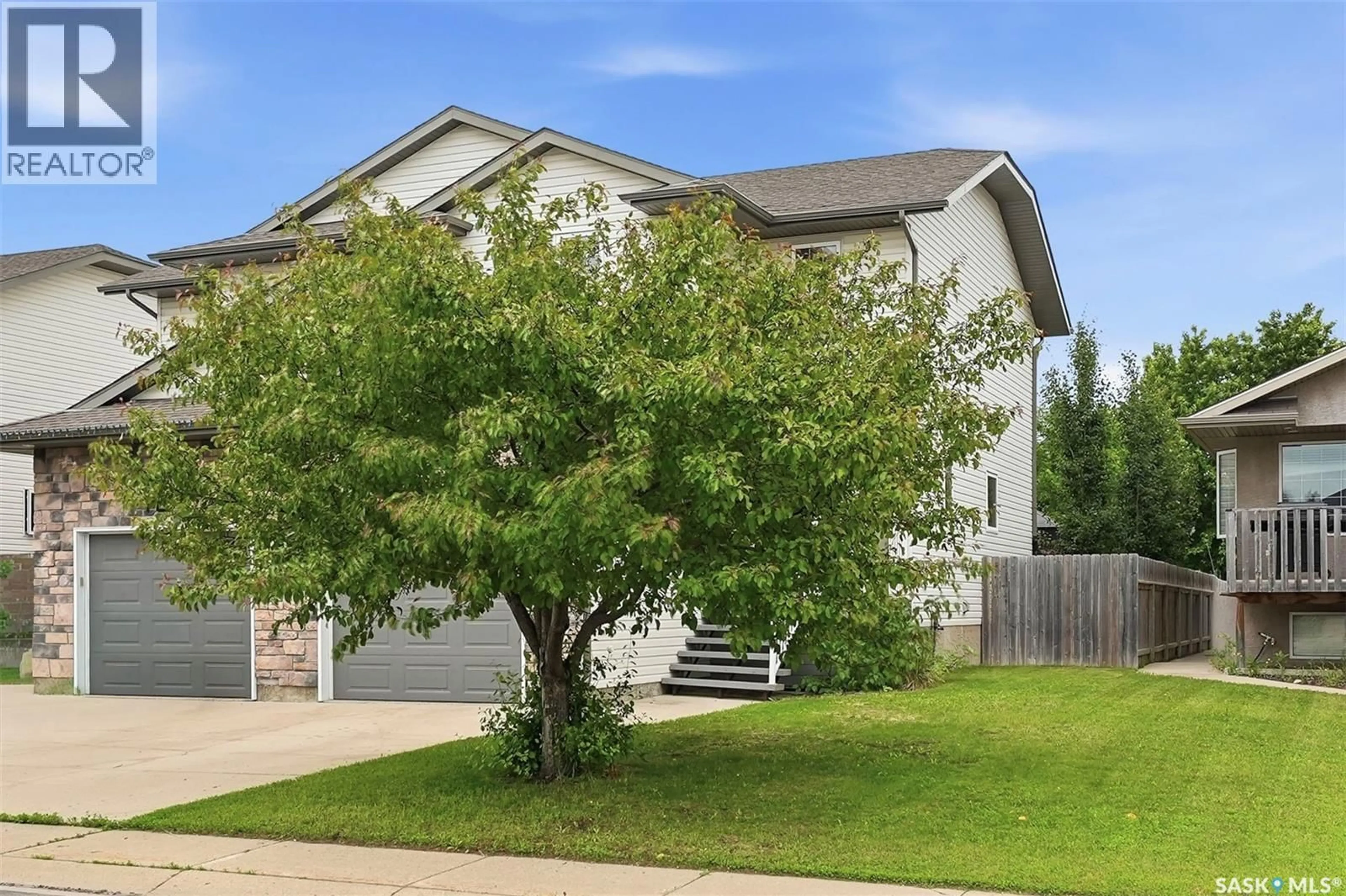 Home with vinyl exterior material, street for 125 MEADOWLARK PARK, Warman Saskatchewan S0K0A1