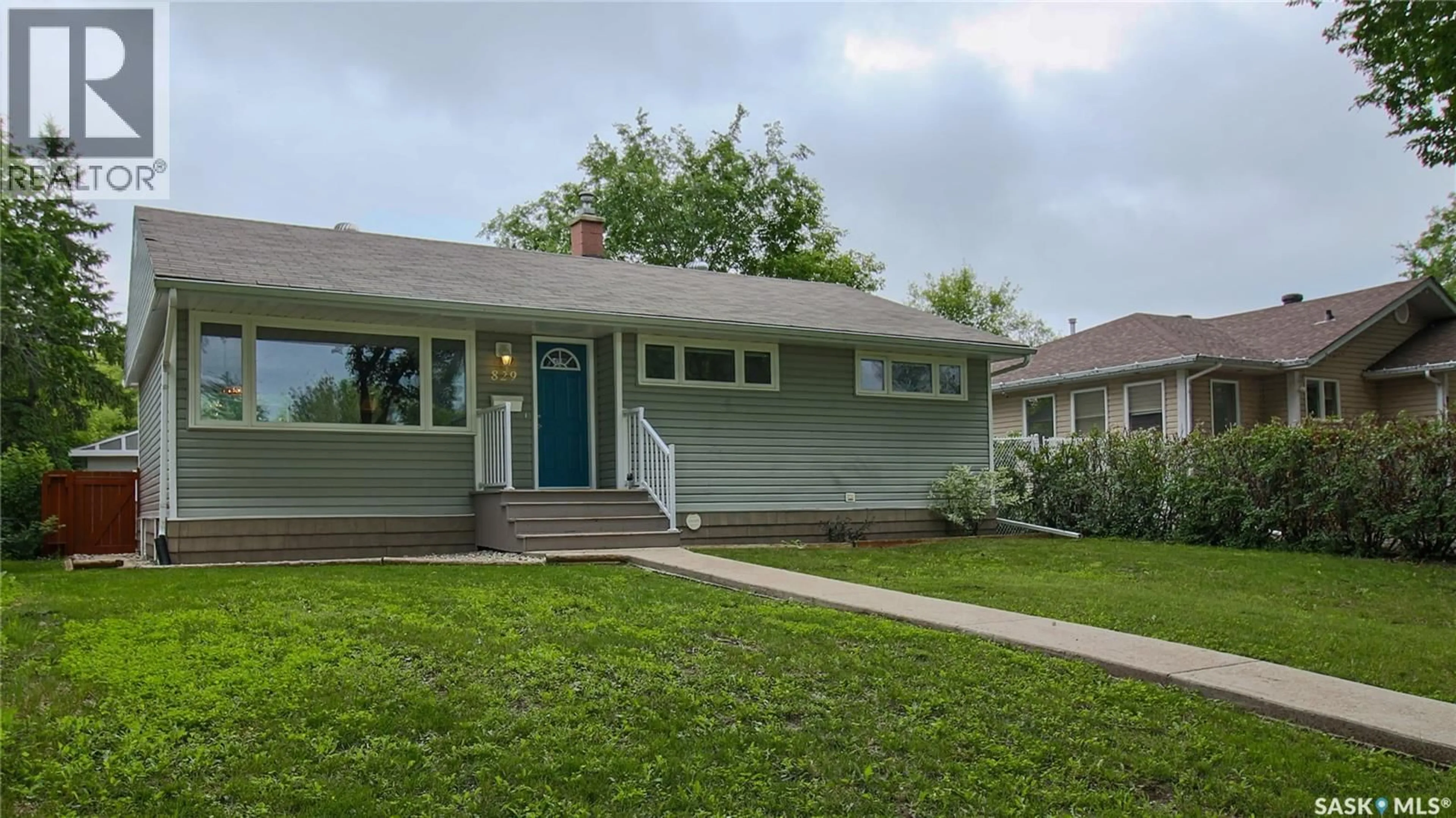 Home with vinyl exterior material, street for 829 WALKER STREET, Regina Saskatchewan S4T5N3