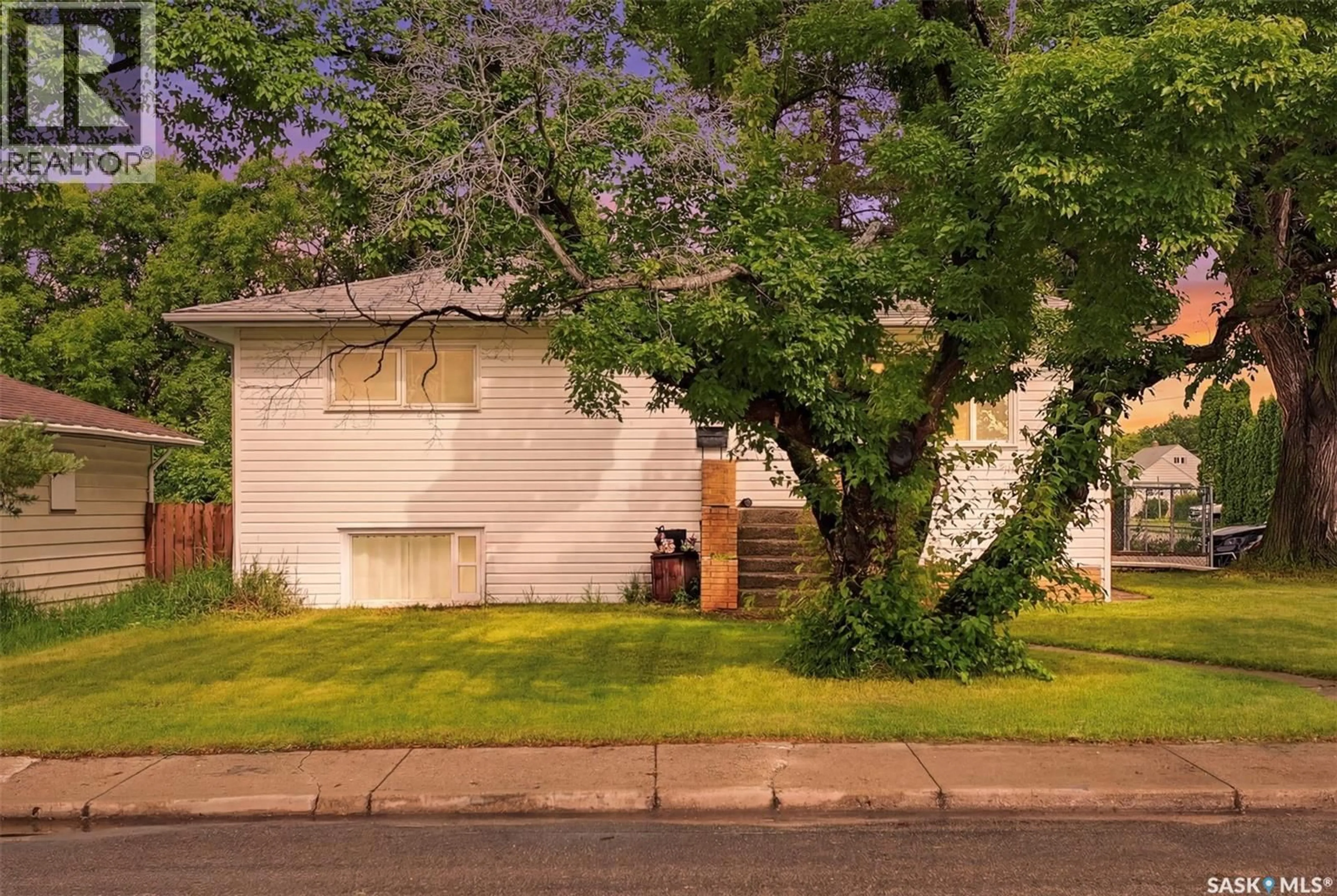 Unknown for 302 U AVENUE, Saskatoon Saskatchewan S7L3C7