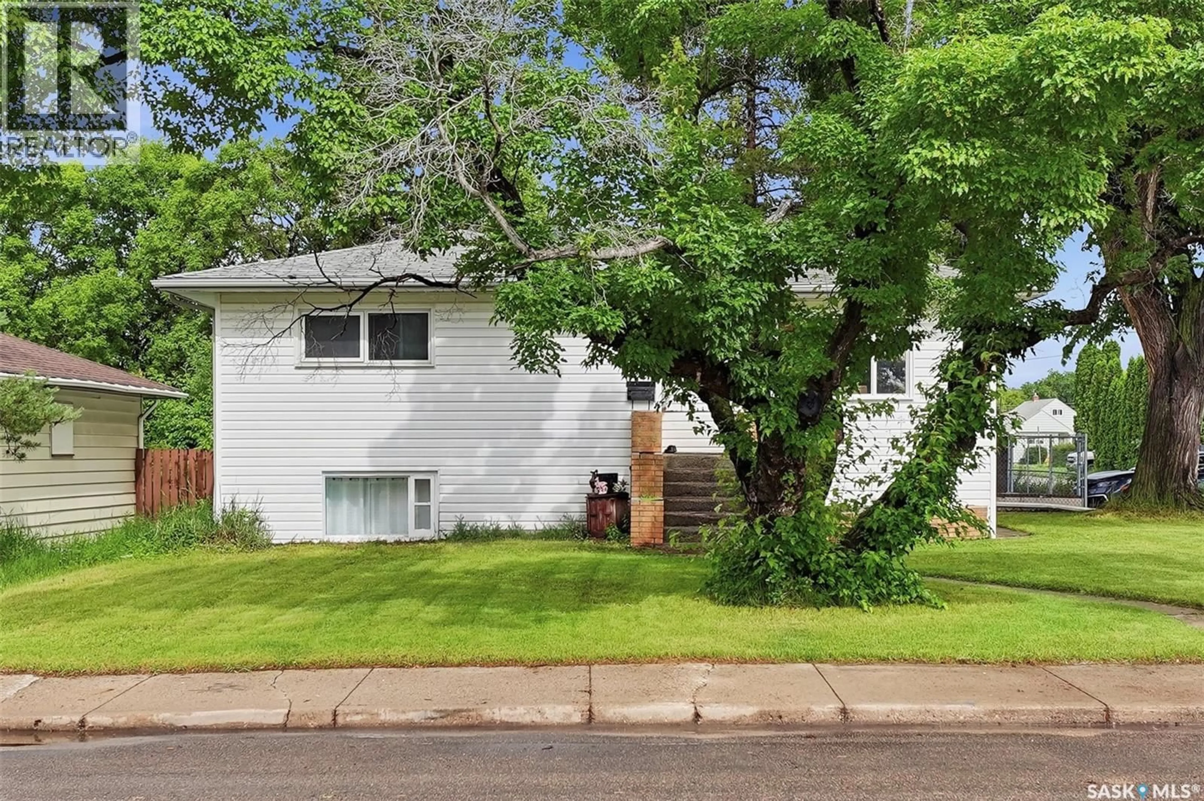 Home with vinyl exterior material, street for 302 U AVENUE, Saskatoon Saskatchewan S7L3C7
