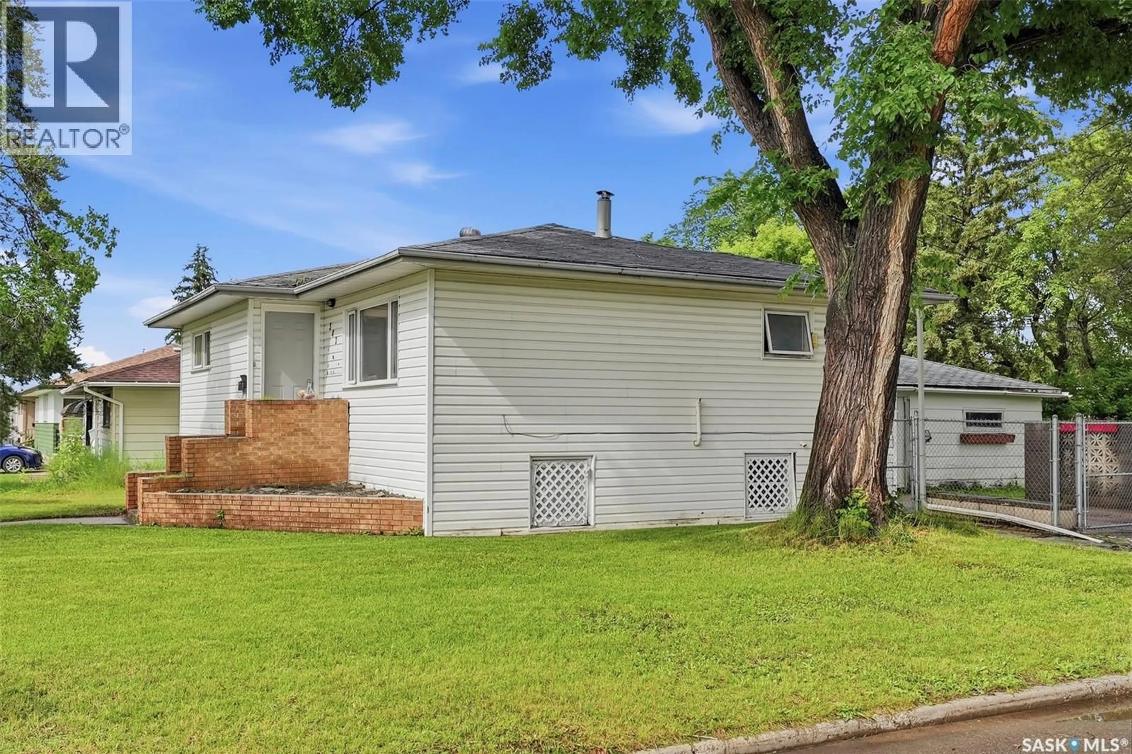 Home with vinyl exterior material, street for 302 U AVENUE, Saskatoon Saskatchewan S7L3C7