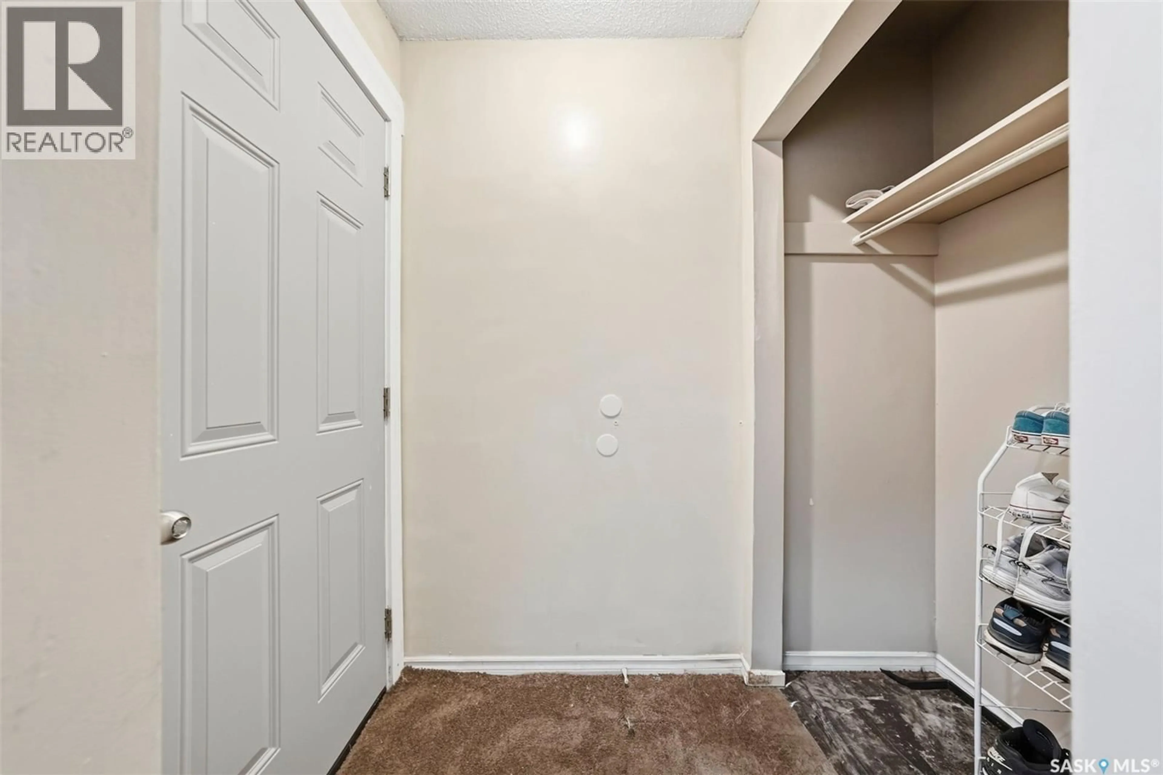 Indoor entryway for 302 U AVENUE, Saskatoon Saskatchewan S7L3C7