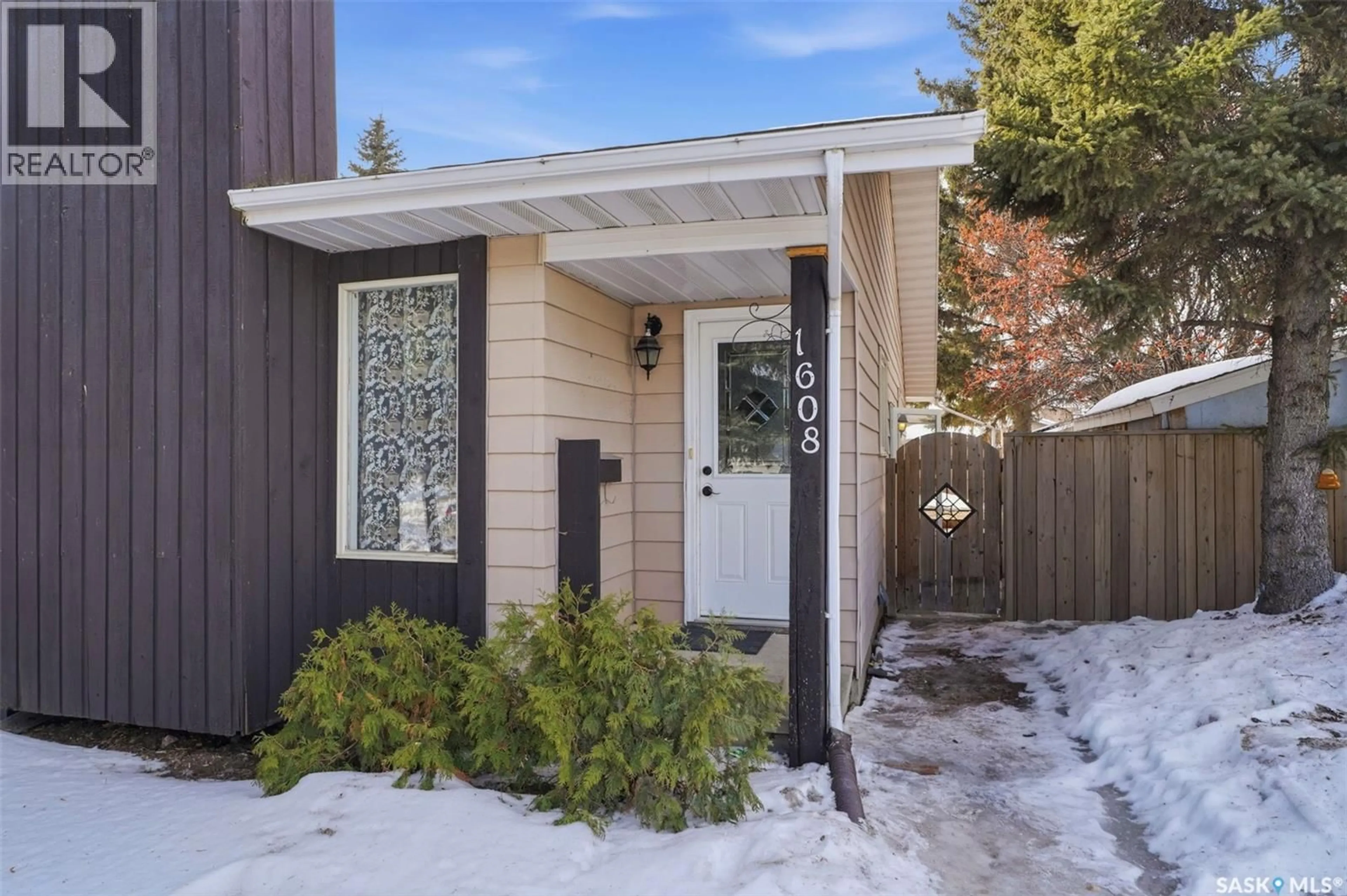 Indoor entryway for 1608 VICKIES AVENUE, Saskatoon Saskatchewan S7N2P3