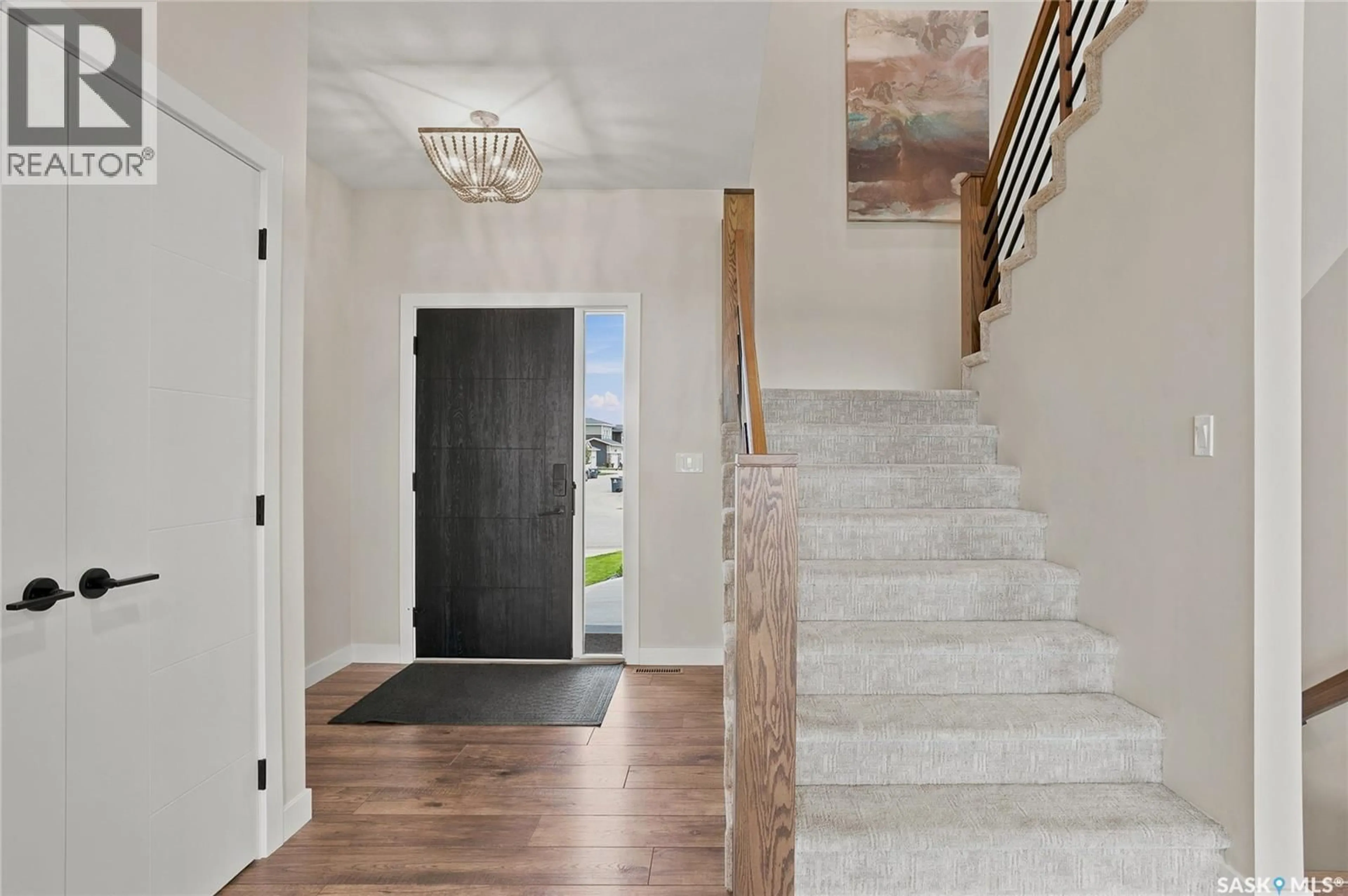 Indoor entryway for 627 FAST CRESCENT, Saskatoon Saskatchewan S7W0X1