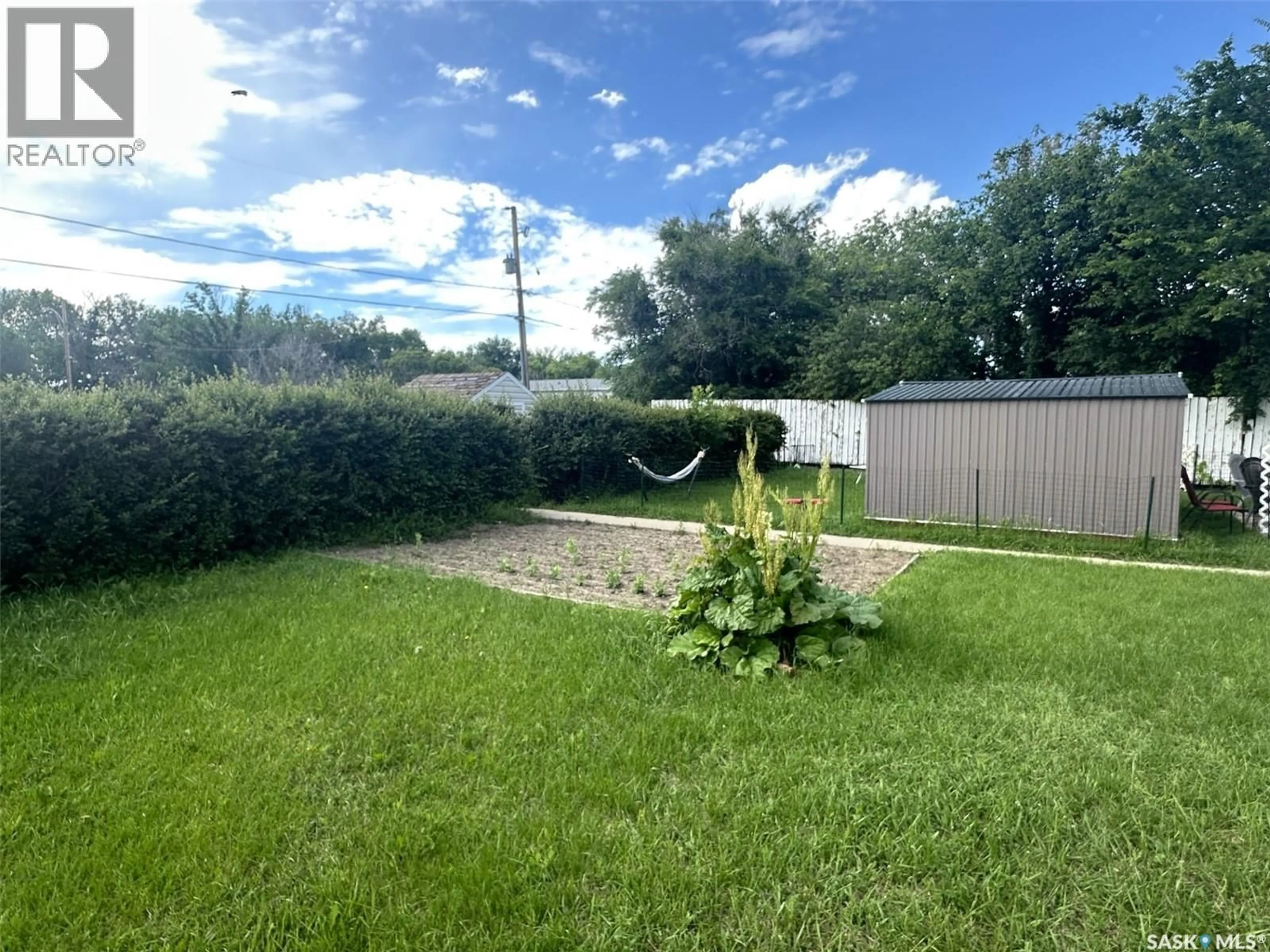 A pic from outside/outdoor area/front of a property/back of a property/a pic from drone, water/lake/river/ocean view for 204-206 MAIN STREET, Limerick Saskatchewan S0H2P0