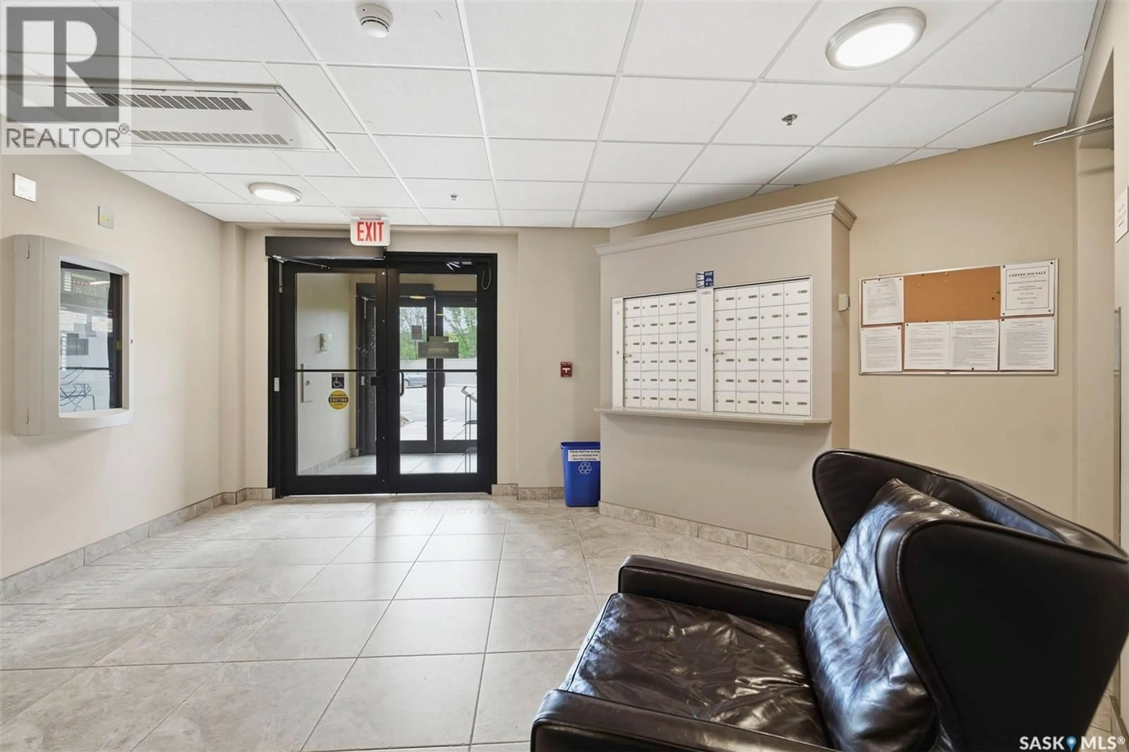 Indoor foyer for 115 - 218 WILLOWGROVE CRESCENT, Saskatoon Saskatchewan S7W0N4