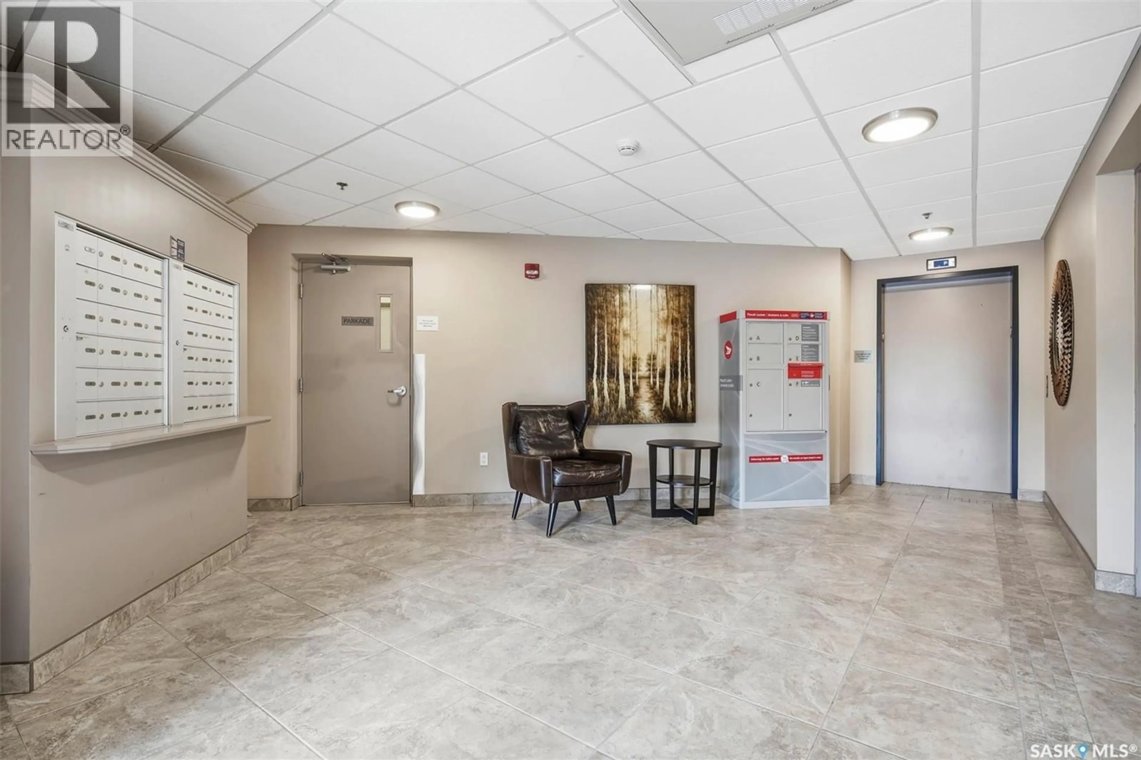 Indoor foyer for 115 - 218 WILLOWGROVE CRESCENT, Saskatoon Saskatchewan S7W0N4